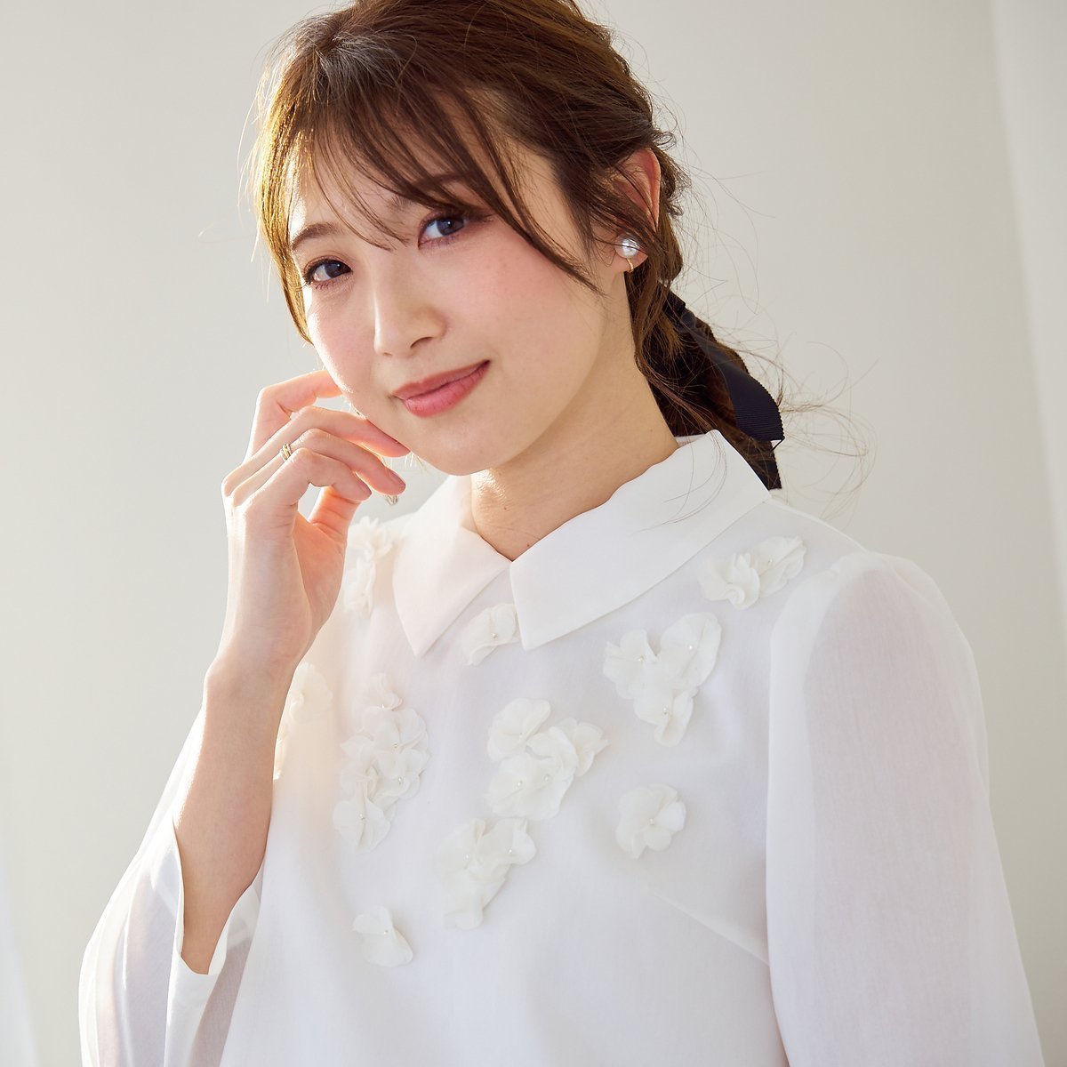 【ローズティアラ/Rose Tiara】のフラワーモチーフ付きブラウス インテリア・キッズ・メンズ・レディースファッション・服の通販 founy(ファニー) 　ファッション　Fashion　レディースファッション　Fashion for Women　トップス・カットソー　Cut & Sew Tops　シャツ・ブラウス・オフィスカジュアル　Elegant Blouses & Button-Ups　花柄・フラワープリント・モチーフ　Floral Prints & Motifs / Flower Pattern Tops　オーガンジー　Organza Fabric　シンプル　Simple, Minimal　フラワー　Flower, Floral　モチーフ　Motif, Design Theme　リボン　Ribbon, Bow　オフ|ID: prp329100004622769 ipo3291000000033496060