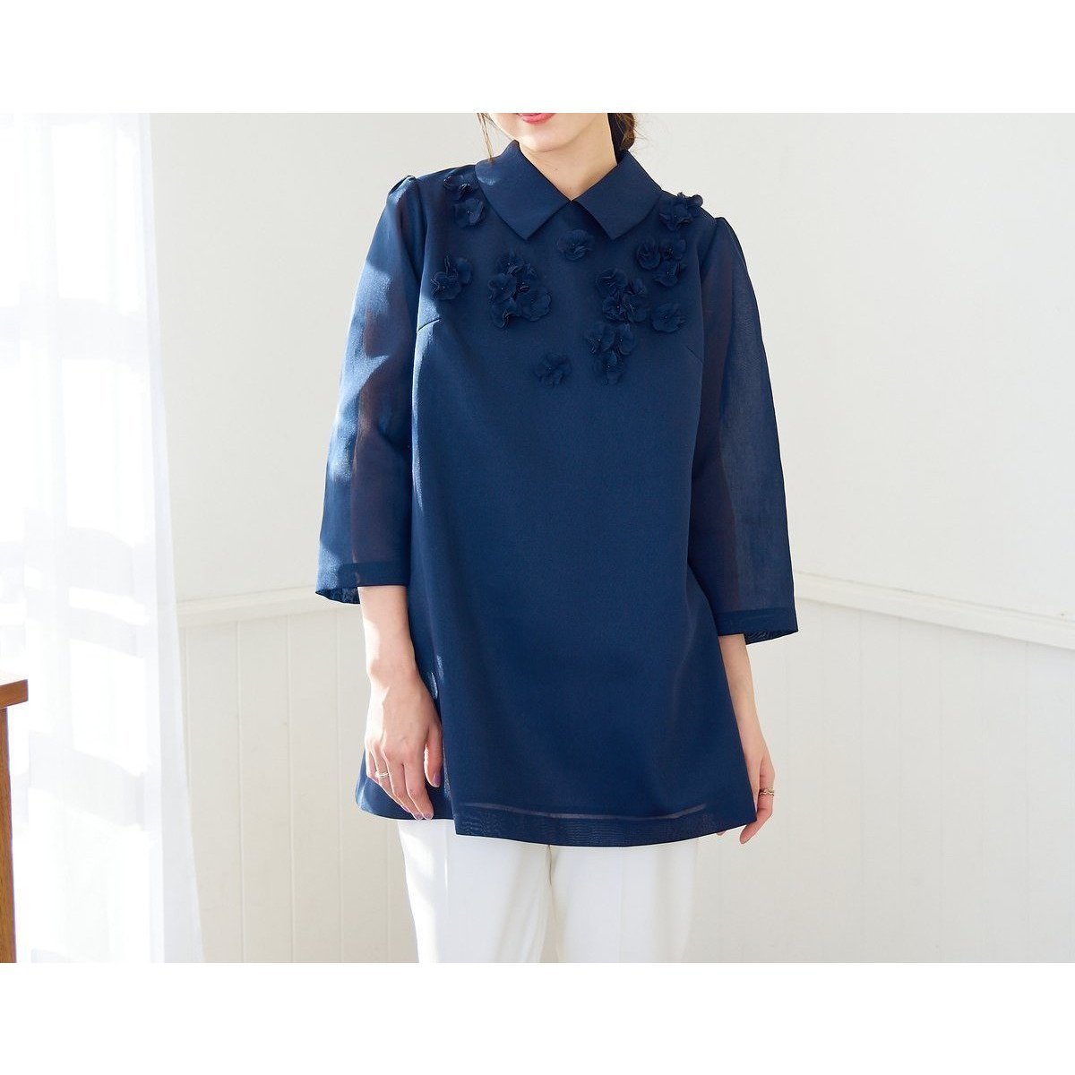 【ローズティアラ/Rose Tiara】のフラワーモチーフ付きブラウス インテリア・キッズ・メンズ・レディースファッション・服の通販 founy(ファニー) 　ファッション　Fashion　レディースファッション　Fashion for Women　トップス・カットソー　Cut & Sew Tops　シャツ・ブラウス・オフィスカジュアル　Elegant Blouses & Button-Ups　花柄・フラワープリント・モチーフ　Floral Prints & Motifs / Flower Pattern Tops　オーガンジー　Organza Fabric　シンプル　Simple, Minimal　フラワー　Flower, Floral　モチーフ　Motif, Design Theme　リボン　Ribbon, Bow　ダークブルー|ID: prp329100004622769 ipo3291000000033496062