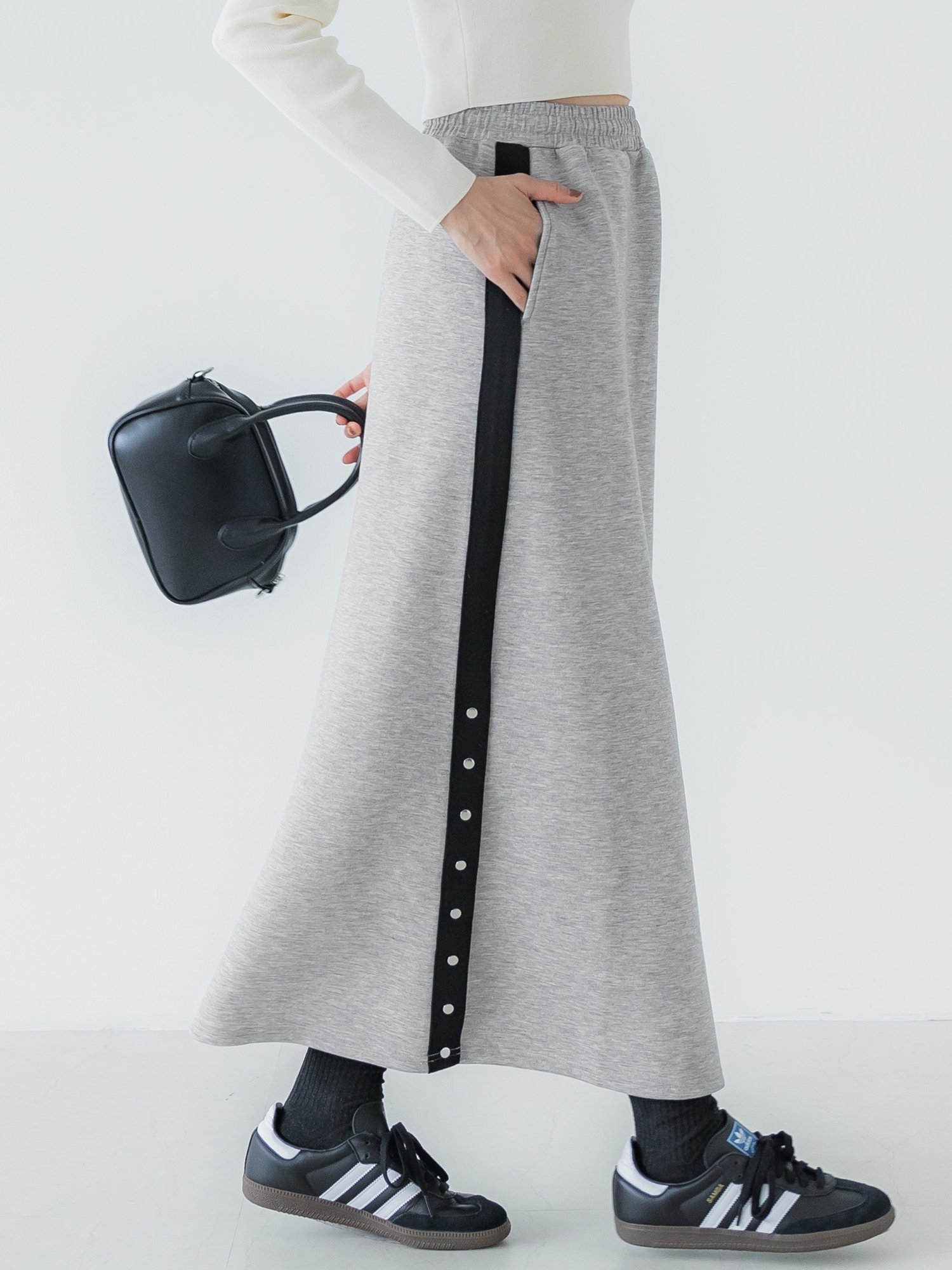 【コカ/COCA】のダンボールサイドラインスカート インテリア・キッズ・メンズ・レディースファッション・服の通販 founy(ファニー) 　ファッション　Fashion　レディースファッション　Fashion for Women　スカート　Skirts　おすすめ　Recommended / Our Picks　なめらか　Smooth, Silky Texture　スウェット / スエット　Sweatshirt, Sweatwear　スリット　Slit, Slit Detail　フェミニン　Feminine, Girly　ポケット　Pocket, Pocket Detail　エレガント 上品　Elegant　Gray|ID: prp329100004623268 ipo3291000000033633060