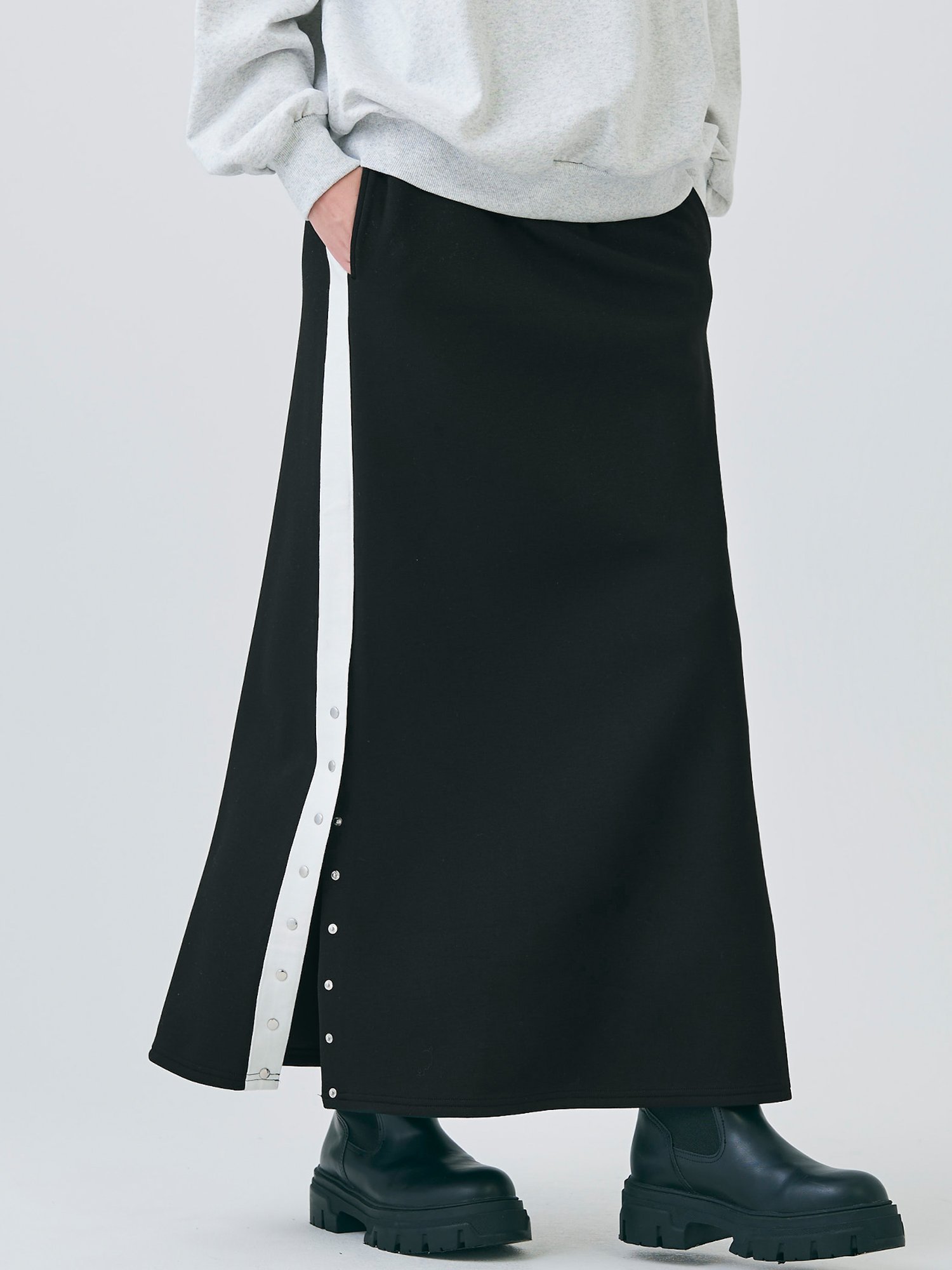 【コカ/COCA】のダンボールサイドラインスカート インテリア・キッズ・メンズ・レディースファッション・服の通販 founy(ファニー) 　ファッション　Fashion　レディースファッション　Fashion for Women　スカート　Skirts　おすすめ　Recommended / Our Picks　なめらか　Smooth, Silky Texture　スウェット / スエット　Sweatshirt, Sweatwear　スリット　Slit, Slit Detail　フェミニン　Feminine, Girly　ポケット　Pocket, Pocket Detail　エレガント 上品　Elegant　Black|ID: prp329100004623268 ipo3291000000033633061