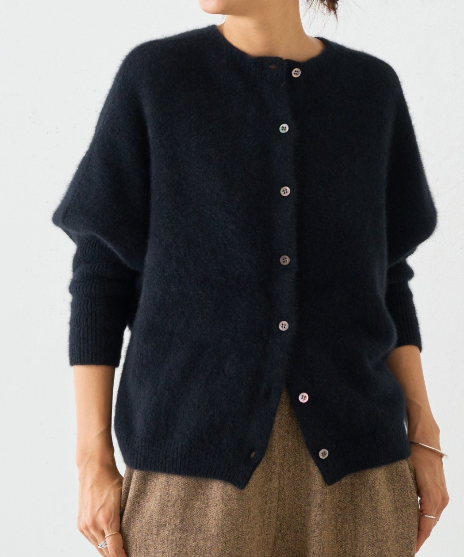 【ビアズリー/BEARDSLEY】のFOXウール後ろボタンニット インテリア・キッズ・メンズ・レディースファッション・服の通販 founy(ファニー) 　ファッション　Fashion　レディースファッション　Fashion for Women　トップス・カットソー　Cut & Sew Tops　ニット　Knit Tops & Sweaters　おすすめ　Recommended / Our Picks　カーディガン　Cardigan, Knitwear　ブラック|ID: prp329100004623296 ipo3291000000033578595
