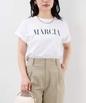 【マイカ ディール/MICA & DEAL】 MARCIA ヘムラウンドロゴプリントT-shirt 2サイズ展開人気、トレンドファッション・服の通販 founy(ファニー) ファッション Fashion レディースファッション Fashion for Women トップス・カットソー Cut & Sew Tops シャツ・ブラウス・オフィスカジュアル Elegant Blouses & Button-Ups ロングTシャツ・Tシャツ Longline T-Shirts & Tees インナー Innerwear カットソー Cut and Sewn Top カーディガン Cardigan, Knitwear シルク Silk, 100% Silk スラックス Slacks, Dress Pants デニム Denim, Jeans Material 人気 Popular, Best Seller ヘムライン Hemline, Bottom Cut おすすめ Recommended / Our Picks |ID:prp329100004623373