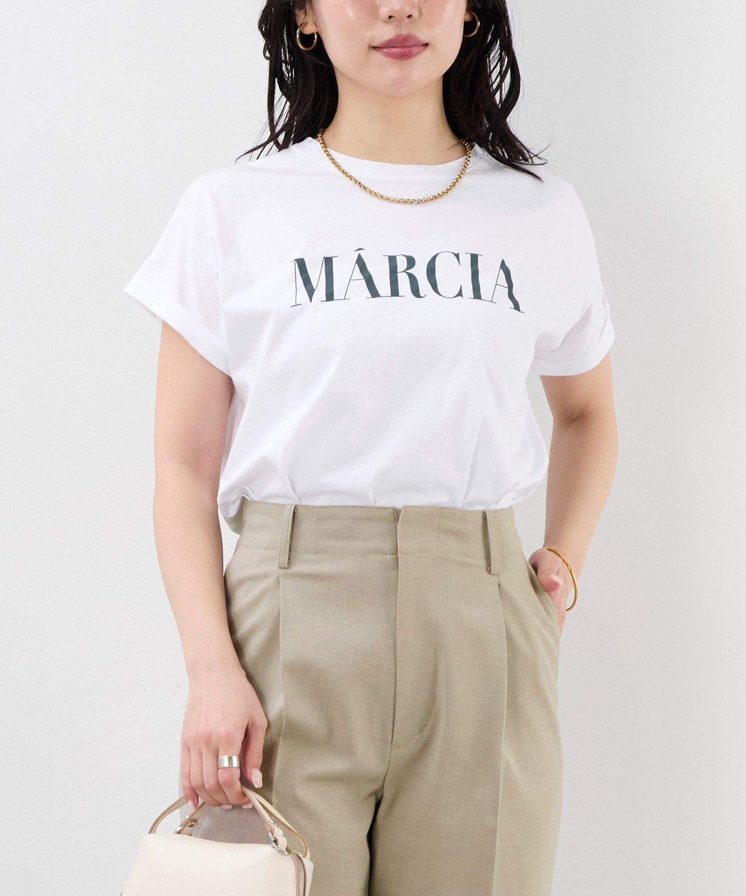 【マイカ ディール/MICA & DEAL】のMARCIA ヘムラウンドロゴプリントT-shirt 2サイズ展開 インテリア・キッズ・メンズ・レディースファッション・服の通販 founy(ファニー) 　ファッション　Fashion　レディースファッション　Fashion for Women　トップス・カットソー　Cut & Sew Tops　シャツ・ブラウス・オフィスカジュアル　Elegant Blouses & Button-Ups　ロングTシャツ・Tシャツ　Longline T-Shirts & Tees　インナー　Innerwear　カットソー　Cut and Sewn Top　カーディガン　Cardigan, Knitwear　シルク　Silk, 100% Silk　スラックス　Slacks, Dress Pants　デニム　Denim, Jeans Material　人気　Popular, Best Seller　ヘムライン　Hemline, Bottom Cut　おすすめ　Recommended / Our Picks　WHITE|ID: prp329100004623373 ipo3291000000033339139
