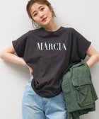 【マイカ ディール/MICA & DEAL】のMARCIA ヘムラウンドロゴプリントT-shirt 2サイズ展開 人気、トレンドファッション・服の通販 founy(ファニー) ファッション Fashion レディースファッション Fashion for Women トップス・カットソー Cut & Sew Tops シャツ・ブラウス・オフィスカジュアル Elegant Blouses & Button-Ups ロングTシャツ・Tシャツ Longline T-Shirts & Tees インナー Innerwear カットソー Cut and Sewn Top カーディガン Cardigan, Knitwear シルク Silk, 100% Silk スラックス Slacks, Dress Pants デニム Denim, Jeans Material 人気 Popular, Best Seller ヘムライン Hemline, Bottom Cut おすすめ Recommended / Our Picks thumbnail SUMIKURO|ID: prp329100004623373 ipo3291000000033339140