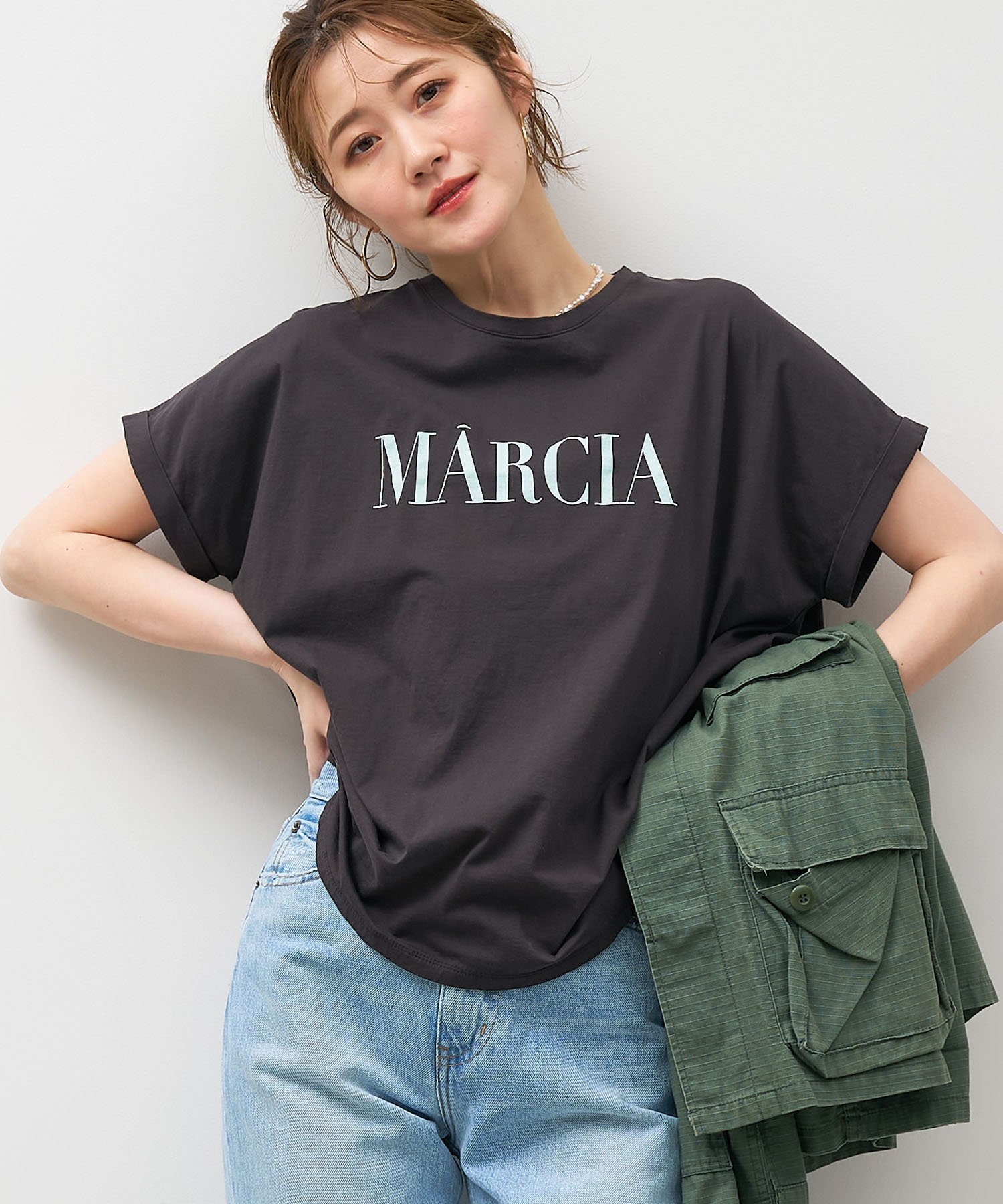 【マイカ ディール/MICA & DEAL】のMARCIA ヘムラウンドロゴプリントT-shirt 2サイズ展開 インテリア・キッズ・メンズ・レディースファッション・服の通販 founy(ファニー) 　ファッション　Fashion　レディースファッション　Fashion for Women　トップス・カットソー　Cut & Sew Tops　シャツ・ブラウス・オフィスカジュアル　Elegant Blouses & Button-Ups　ロングTシャツ・Tシャツ　Longline T-Shirts & Tees　インナー　Innerwear　カットソー　Cut and Sewn Top　カーディガン　Cardigan, Knitwear　シルク　Silk, 100% Silk　スラックス　Slacks, Dress Pants　デニム　Denim, Jeans Material　人気　Popular, Best Seller　ヘムライン　Hemline, Bottom Cut　おすすめ　Recommended / Our Picks　SUMIKURO|ID: prp329100004623373 ipo3291000000033339140