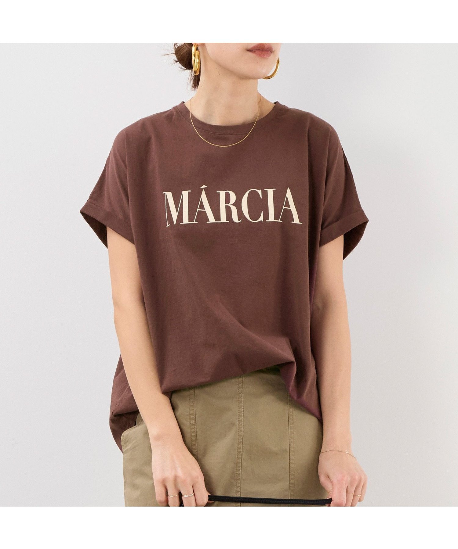 【マイカ ディール/MICA & DEAL】のMARCIA ヘムラウンドロゴプリントT-shirt 2サイズ展開 インテリア・キッズ・メンズ・レディースファッション・服の通販 founy(ファニー) 　ファッション　Fashion　レディースファッション　Fashion for Women　トップス・カットソー　Cut & Sew Tops　シャツ・ブラウス・オフィスカジュアル　Elegant Blouses & Button-Ups　ロングTシャツ・Tシャツ　Longline T-Shirts & Tees　インナー　Innerwear　カットソー　Cut and Sewn Top　カーディガン　Cardigan, Knitwear　シルク　Silk, 100% Silk　スラックス　Slacks, Dress Pants　デニム　Denim, Jeans Material　人気　Popular, Best Seller　ヘムライン　Hemline, Bottom Cut　おすすめ　Recommended / Our Picks　RENGA|ID: prp329100004623373 ipo3291000000033339142
