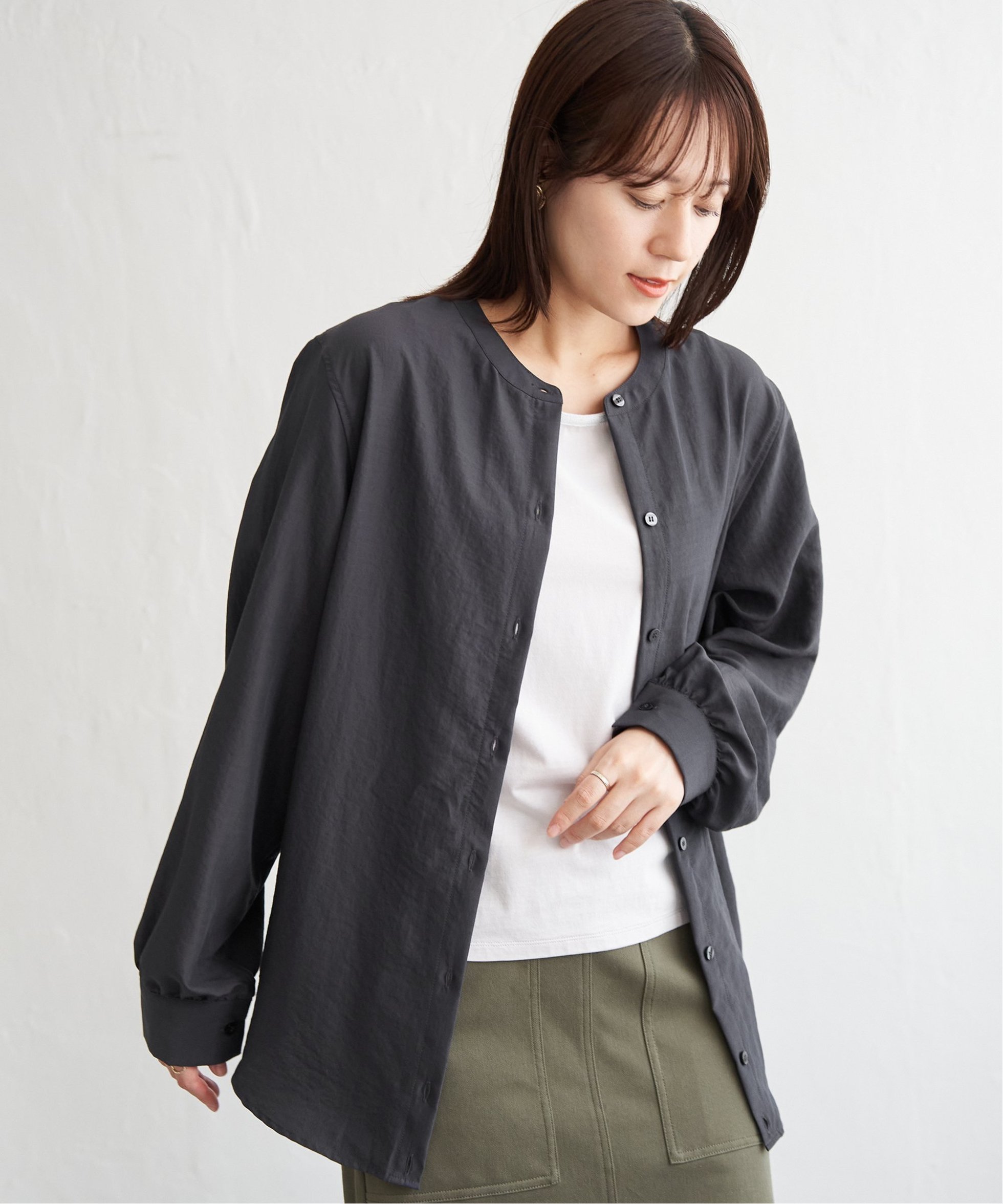 【イッカ/ikka】の【親子コーデ】マルチWAYバンドカラーシャツ インテリア・キッズ・メンズ・レディースファッション・服の通販 founy(ファニー) 　ファッション　Fashion　レディースファッション　Fashion for Women　トップス・カットソー　Cut & Sew Tops　シャツ・ブラウス・オフィスカジュアル　Elegant Blouses & Button-Ups　おすすめ　Recommended / Our Picks　ブラウジング　Blouson Silhouette, Cinched Waist　チャコール|ID: prp329100004623743 ipo3291000000033198189