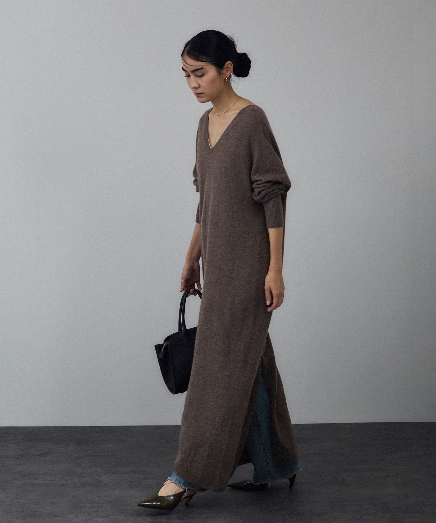 【サロン アダム エ ロペ/SALON adam et rope'】のカシミヤニットVネックワンピース インテリア・キッズ・メンズ・レディースファッション・服の通販 founy(ファニー) 　ファッション　Fashion　レディースファッション　Fashion for Women　ワンピース　Dresses　キャップ　Cap, Baseball Cap　シンプル　Simple, Minimal　ストール　Stole, Wrap　スニーカー　Sneakers, Trainers　スリム　Slim, Slim Fit　チュニック　Tunic, Long Top　人気　Popular, Best Seller　ポケット　Pocket, Pocket Detail　ワイド　Wide, Wide Fit　おすすめ　Recommended / Our Picks　エレガント 上品　Elegant　ブラウン系(23)|ID: prp329100004623746 ipo3291000000033198215