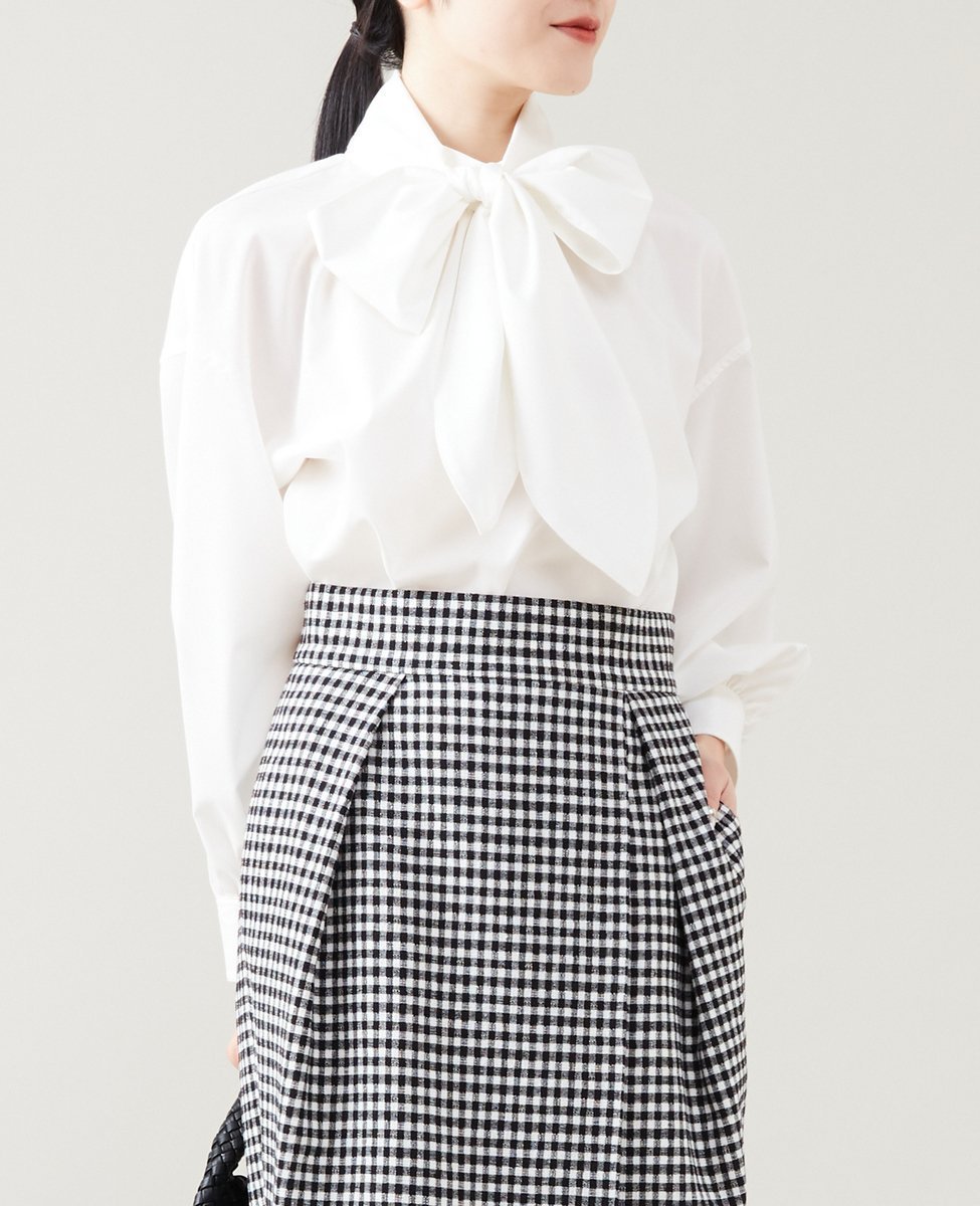 【ティアラ/Tiara】のビッグボウブラウス インテリア・キッズ・メンズ・レディースファッション・服の通販 founy(ファニー) 　ファッション　Fashion　レディースファッション　Fashion for Women　トップス・カットソー　Cut & Sew Tops　シャツ・ブラウス・オフィスカジュアル　Elegant Blouses & Button-Ups　シャンブレー　Chambray, Denim-Like Fabric　シンプル　Simple, Minimal　ストライプ　Stripe, Striped Pattern　ストレッチ　Stretch, Stretchy Fabric　デニム　Denim, Jeans Material　トレンド　Trend, Trending Now　ハイネック　High Neck, Mock Neck　リボン　Ribbon, Bow　ホワイト|ID: prp329100004623925 ipo3291000000033200537