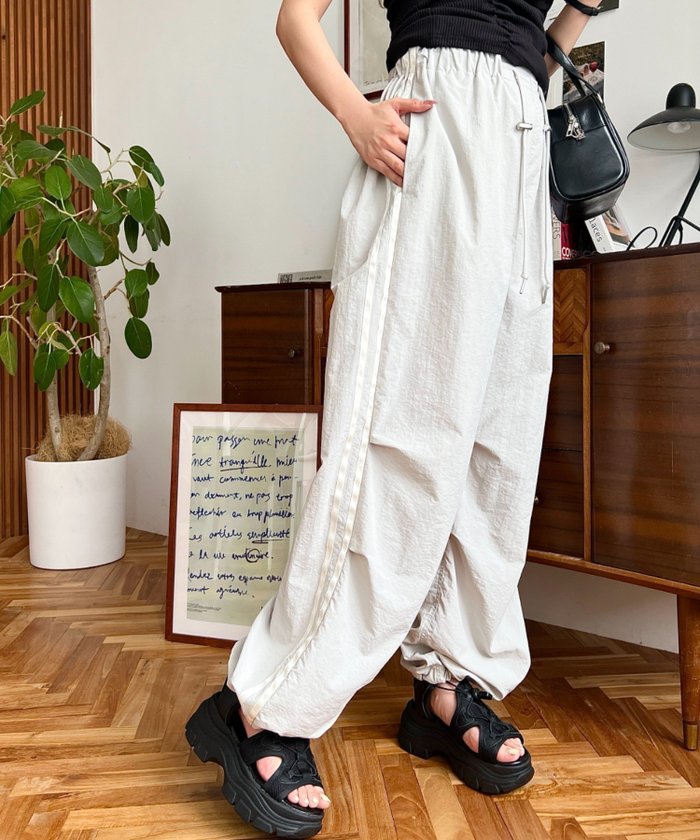 【その他のブランド/Other】のナイロンパラシュートサイドラインパンツ インテリア・キッズ・メンズ・レディースファッション・服の通販 founy(ファニー) https://founy.com/ ファッション Fashion メンズファッション Fashion for Men ボトムス Bottoms カーディガン Cardigan, Knitwear 今季 This Season, Current Season ショート Short, Short Length ジャケット Jacket, Outerwear スピンドル Spindle, Drawcord スポーティ Sporty, Casual Athletic ダウン Down, Puffer トレンド Trend, Trending Now ポケット Pocket, Pocket Detail リラックス Relax, Relaxed Fit ルーズ Loose, Oversized ワイド Wide, Wide Fit ワッシャー Washer, Crinkled Finish A/W・秋冬 Autumn/Winter おすすめ Recommended / Our Picks |ID: prp329100004624253 ipo3291000000033206070