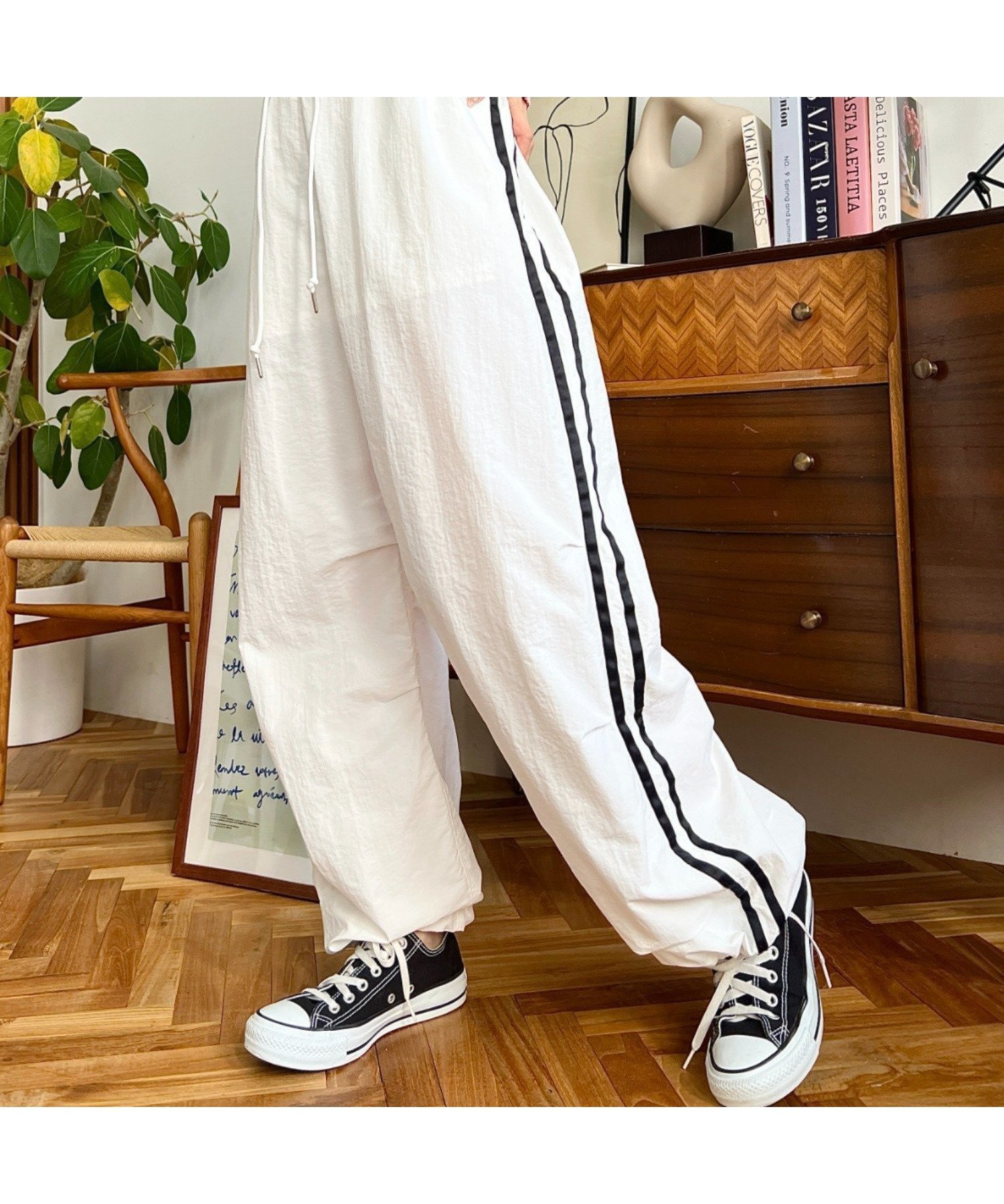 【その他のブランド/Other】のナイロンパラシュートサイドラインパンツ インテリア・キッズ・メンズ・レディースファッション・服の通販 founy(ファニー) 　ファッション　Fashion　メンズファッション　Fashion for Men　ボトムス　Bottoms　カーディガン　Cardigan, Knitwear　今季　This Season, Current Season　ショート　Short, Short Length　ジャケット　Jacket, Outerwear　スピンドル　Spindle, Drawcord　スポーティ　Sporty, Casual Athletic　ダウン　Down, Puffer　トレンド　Trend, Trending Now　ポケット　Pocket, Pocket Detail　リラックス　Relax, Relaxed Fit　ルーズ　Loose, Oversized　ワイド　Wide, Wide Fit　ワッシャー　Washer, Crinkled Finish　A/W・秋冬　Autumn/Winter　おすすめ　Recommended / Our Picks　オフホワイト|ID: prp329100004624253 ipo3291000000033206075