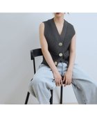 【アダム エ ロペ/ADAM ET ROPE'】の【WEB限定】・【サステナブル】ウェーブボタンVネックニットジレ 人気、トレンドファッション・服の通販 founy(ファニー) ファッション Fashion レディースファッション Fashion for Women アウター Coat / Outerwear Collection トップス・カットソー Cut & Sew Tops ニット Knit Tops & Sweaters ベスト&ジレ / 重ね着スタイル Vests & Gilets Vネックトップス V-Neck Tops / V-Cut Neckline Shirts インナー Innerwear ウォッシャブル Machine Washable 畦 Ribbed Knit キャミ Camisole, Cami Top コンパクト Compact, Small Size タートル Turtleneck, Turtle Collar デニム Denim, Jeans Material フロント Front, Front Design ボトム Bottoms, Lower Wear ポケット Pocket, Pocket Detail メランジ Melange, Mixed Yarn ワイド Wide, Wide Fit A/W・秋冬 Autumn/Winter おすすめ Recommended / Our Picks 2026年 2026 thumbnail チャコール(06)|ID: prp329100004624422 ipo3291000000033676163