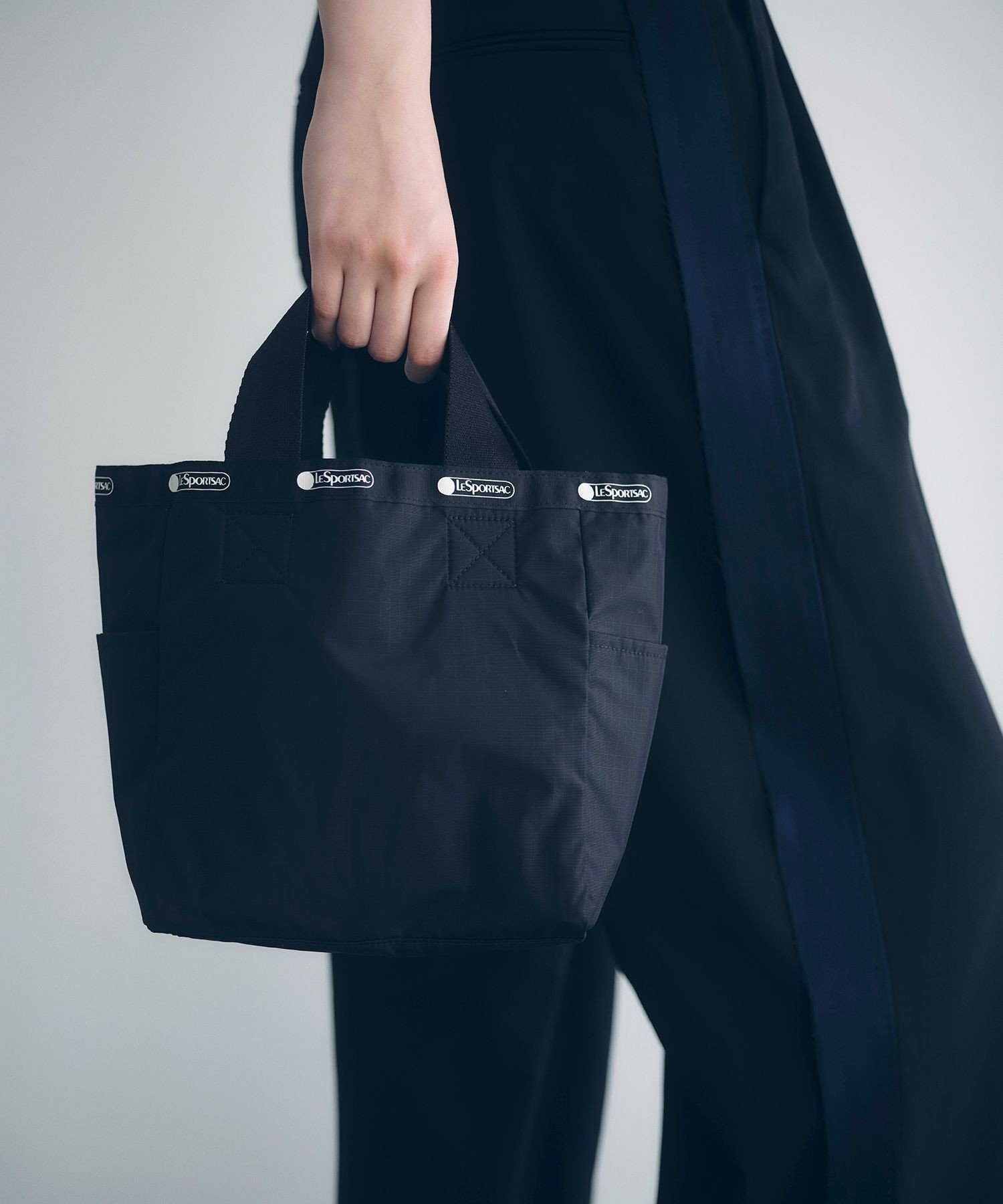 【アダム エ ロペ/ADAM ET ROPE'】の【LeSportsac for ADAM ET ROPE 】MEDIUM REVERSIBLE TOTE インテリア・キッズ・メンズ・レディースファッション・服の通販 founy(ファニー) 　ファッション　Fashion　レディースファッション　Fashion for Women　バッグ　Bags　2025年　2025　2025春夏・S/S　Spring/Summer 2025 SS25　スタンダード　Standard, Basic　モダン　Modern, Contemporary　別注　Limited Edition, Custom Order　夏　Summer　春　Spring　S/S・春夏　SS, Spring/Summer, Warm Season　ブラック(01)|ID: prp329100004625697 ipo3291000000033235831
