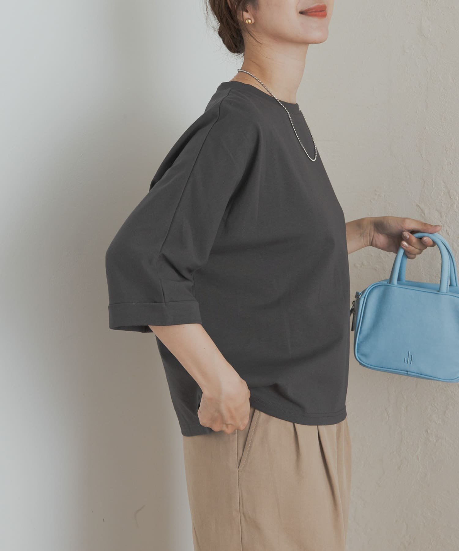 【アーバンリサーチ ドアーズ/URBAN RESEARCH DOORS】の『UR TECH』ドルマンロールスリーブTシャツ インテリア・キッズ・メンズ・レディースファッション・服の通販 founy(ファニー) 　ファッション　Fashion　レディースファッション　Fashion for Women　トップス・カットソー　Cut & Sew Tops　シャツ・ブラウス・オフィスカジュアル　Elegant Blouses & Button-Ups　ロングTシャツ・Tシャツ　Longline T-Shirts & Tees　抗菌　Antibacterial, Bacteria-Resistant　シンプル　Simple, Minimal　スリーブ　Sleeve, Long Sleeve / Short Sleeve　定番　Standard, Basic Item　人気　Popular, Best Seller　プレーン　Plain, Simple　リラックス　Relax, Relaxed Fit　ワイド　Wide, Wide Fit　S/S・春夏　SS, Spring/Summer, Warm Season　夏　Summer　2025年　2025　2025春夏・S/S　Spring/Summer 2025 SS25　CHARCOAL|ID: prp329100004625904 ipo3291000000033386638