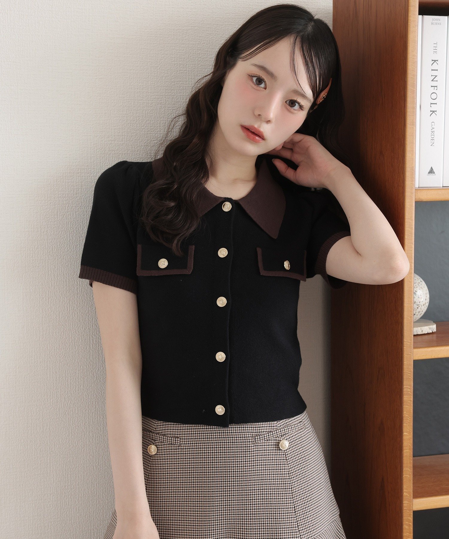 【ナイスクラップ/NICE CLAUP】の金ボタン配色衿ニットトップス インテリア・キッズ・メンズ・レディースファッション・服の通販 founy(ファニー) 　ファッション　Fashion　レディースファッション　Fashion for Women　トップス・カットソー　Cut & Sew Tops　ニット　Knit Tops & Sweaters　おすすめ　Recommended / Our Picks　クラシカル　Classical, Vintage-Inspired　デニム　Denim, Jeans Material　フィット　Fit, Slim Fit　フレア　Flare, Flared　ボトム　Bottoms, Lower Wear　半袖　Short Sleeve, Half Sleeve　ブラック|ID: prp329100004626128 ipo3291000000033631156