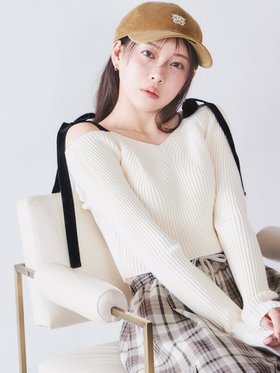 【スナイデル/SNIDEL】のショルダーリボンオフショルニットプルオーバー 人気、トレンドファッション・服の通販 founy(ファニー) ファッション Fashion レディースファッション Fashion for Women トップス・カットソー Cut & Sew Tops ニット Knit Tops & Sweaters カジュアルプルオーバー・ニットトップス Pullovers & Knit Tops / Casual Pullovers おすすめ Recommended / Our Picks ウェーブ Wavy Pattern ショルダー Shoulder, Shoulder Strap シンプル Simple, Minimal スウェット / スエット Sweatshirt, Sweatwear ストレート Straight, Straight Cut デコルテ Décolleté, Neckline バランス Balance, Style Balance フィット Fit, Slim Fit ベロア Velour, Soft Velvet ボトム Bottoms, Lower Wear リブニット Rib Knit, Ribbed Knit リボン Ribbon, Bow 今季 This Season, Current Season |ID:prp329100004627160