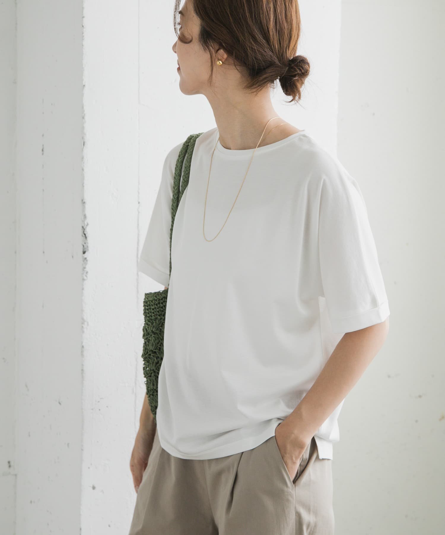 【アーバンリサーチ ドアーズ/URBAN RESEARCH DOORS】の『UVカット/接触冷感 /マシンウォッシャブル』シルキーコットンロールスリーブプルオーバー インテリア・キッズ・メンズ・レディースファッション・服の通販 founy(ファニー) 　ファッション　Fashion　レディースファッション　Fashion for Women　トップス・カットソー　Cut & Sew Tops　カジュアルプルオーバー・ニットトップス　Pullovers & Knit Tops / Casual Pullovers　2025年　2025　2025春夏・S/S　Spring/Summer 2025 SS25　なめらか　Smooth, Silky Texture　カットソー　Cut and Sewn Top　シルク　Silk, 100% Silk　フィット　Fit, Slim Fit　夏　Summer　S/S・春夏　SS, Spring/Summer, Warm Season　OFF WHITE|ID: prp329100004627214 ipo3291000000033256116