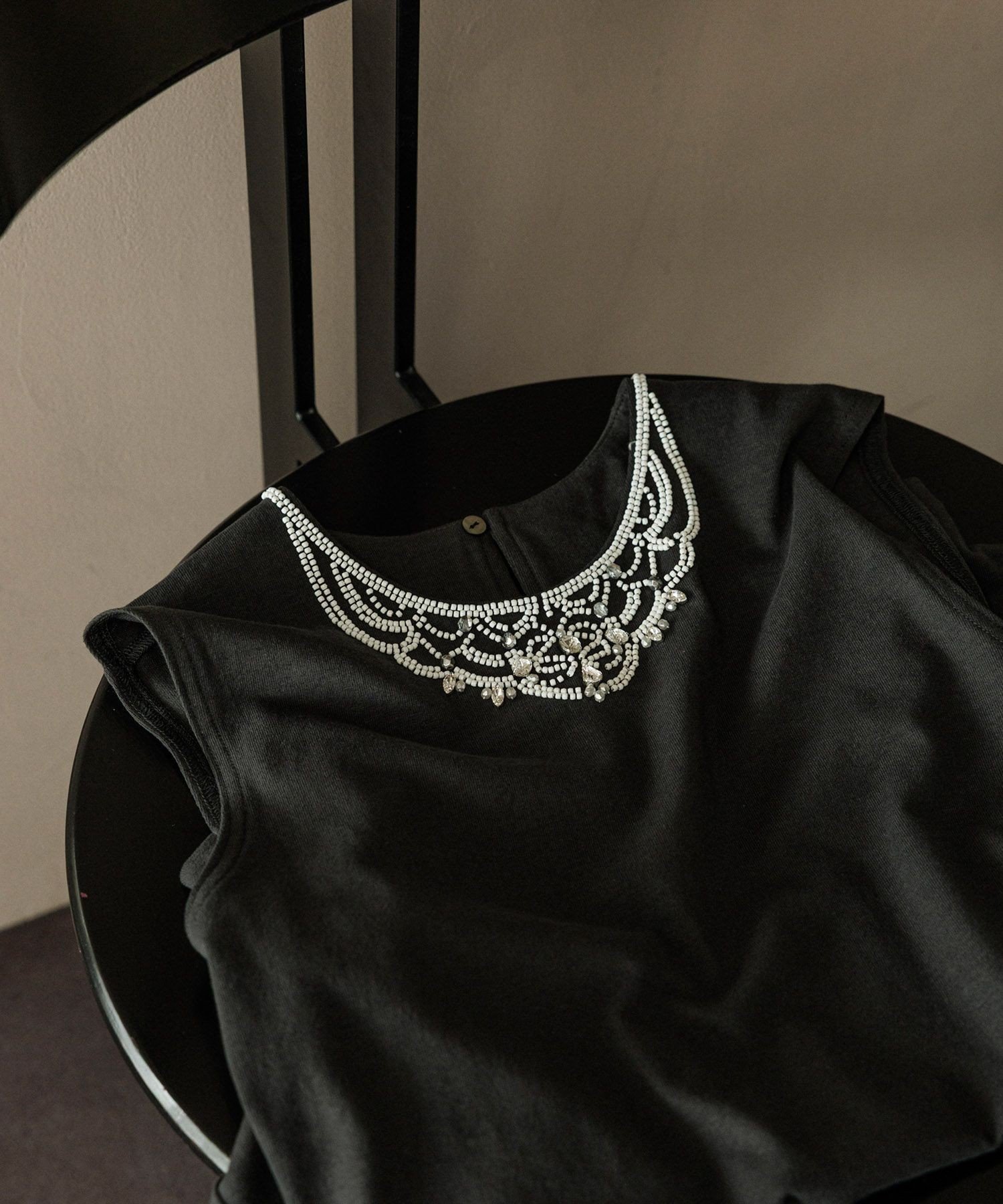 【サロン アダム エ ロペ/SALON adam et rope'】のビジューエンブロイダリーノースリーブTシャツ インテリア・キッズ・メンズ・レディースファッション・服の通販 founy(ファニー) 　ファッション　Fashion　レディースファッション　Fashion for Women　トップス・カットソー　Cut & Sew Tops　キャミソール&ノースリーブ　Camisoles & Sleeveless Tops　シャツ・ブラウス・オフィスカジュアル　Elegant Blouses & Button-Ups　ロングTシャツ・Tシャツ　Longline T-Shirts & Tees　インナー　Innerwear　ヴィンテージ　Vintage Style　タンク　Tank Top, Sleeveless Top　ダウン　Down, Puffer　デニム　Denim, Jeans Material　ネックレス　Necklace, Pendant Necklace　ビジュー　Bijou, Jewel-like Accent　ボトム　Bottoms, Lower Wear　モチーフ　Motif, Design Theme　おすすめ　Recommended / Our Picks　チャコール(06)|ID: prp329100004627895 ipo3291000000033265023