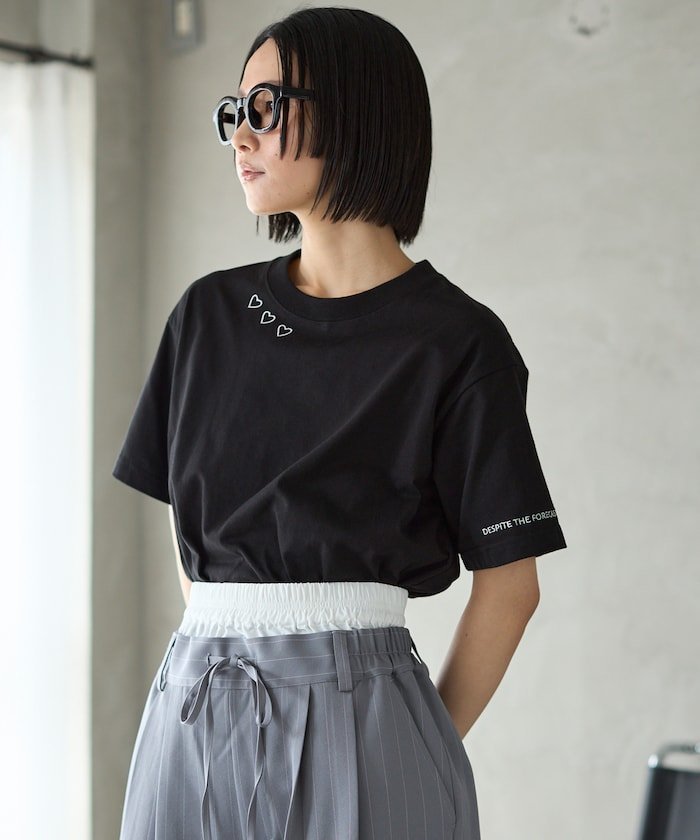 【フリークスストア/FREAK'S STORE】のオーガニックコットン ハート ロゴ刺繍Tシャツ / クルーネック ワンポイントロゴ 刺繍半袖Tシャツ 25SS インテリア・キッズ・メンズ・レディースファッション・服の通販 founy(ファニー) 　ファッション　Fashion　レディースファッション　Fashion for Women　トップス・カットソー　Cut & Sew Tops　シャツ・ブラウス・オフィスカジュアル　Elegant Blouses & Button-Ups　ロングTシャツ・Tシャツ　Longline T-Shirts & Tees　2025年　2025　2025春夏・S/S　Spring/Summer 2025 SS25　おすすめ　Recommended / Our Picks　スラックス　Slacks, Dress Pants　フィット　Fit, Slim Fit　フェミニン　Feminine, Girly　リラックス　Relax, Relaxed Fit　ワイド　Wide, Wide Fit　ワンポイント　One Point, Statement Accent　半袖　Short Sleeve, Half Sleeve　夏　Summer　S/S・春夏　SS, Spring/Summer, Warm Season　ブラック|ID: prp329100004628058 ipo3291000000033302428