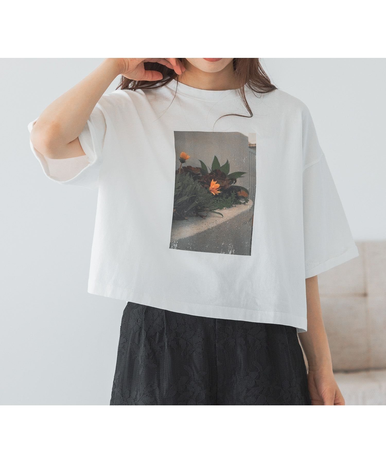 【ミスティ ウーマン/mysty woman】のフラワーモチーフTシャツ インテリア・キッズ・メンズ・レディースファッション・服の通販 founy(ファニー) 　ファッション　Fashion　レディースファッション　Fashion for Women　トップス・カットソー　Cut & Sew Tops　シャツ・ブラウス・オフィスカジュアル　Elegant Blouses & Button-Ups　ロングTシャツ・Tシャツ　Longline T-Shirts & Tees　花柄・フラワープリント・モチーフ　Floral Prints & Motifs / Flower Pattern Tops　クロップド　Cropped, Short Length　フェミニン　Feminine, Girly　フラワー　Flower, Floral　フレア　Flare, Flared　プリント　Print, Printed Pattern　モチーフ　Motif, Design Theme　リラックス　Relax, Relaxed Fit　ヴィンテージ　Vintage Style　夏　Summer　オフハナ|ID: prp329100004628141 ipo3291000000033631036