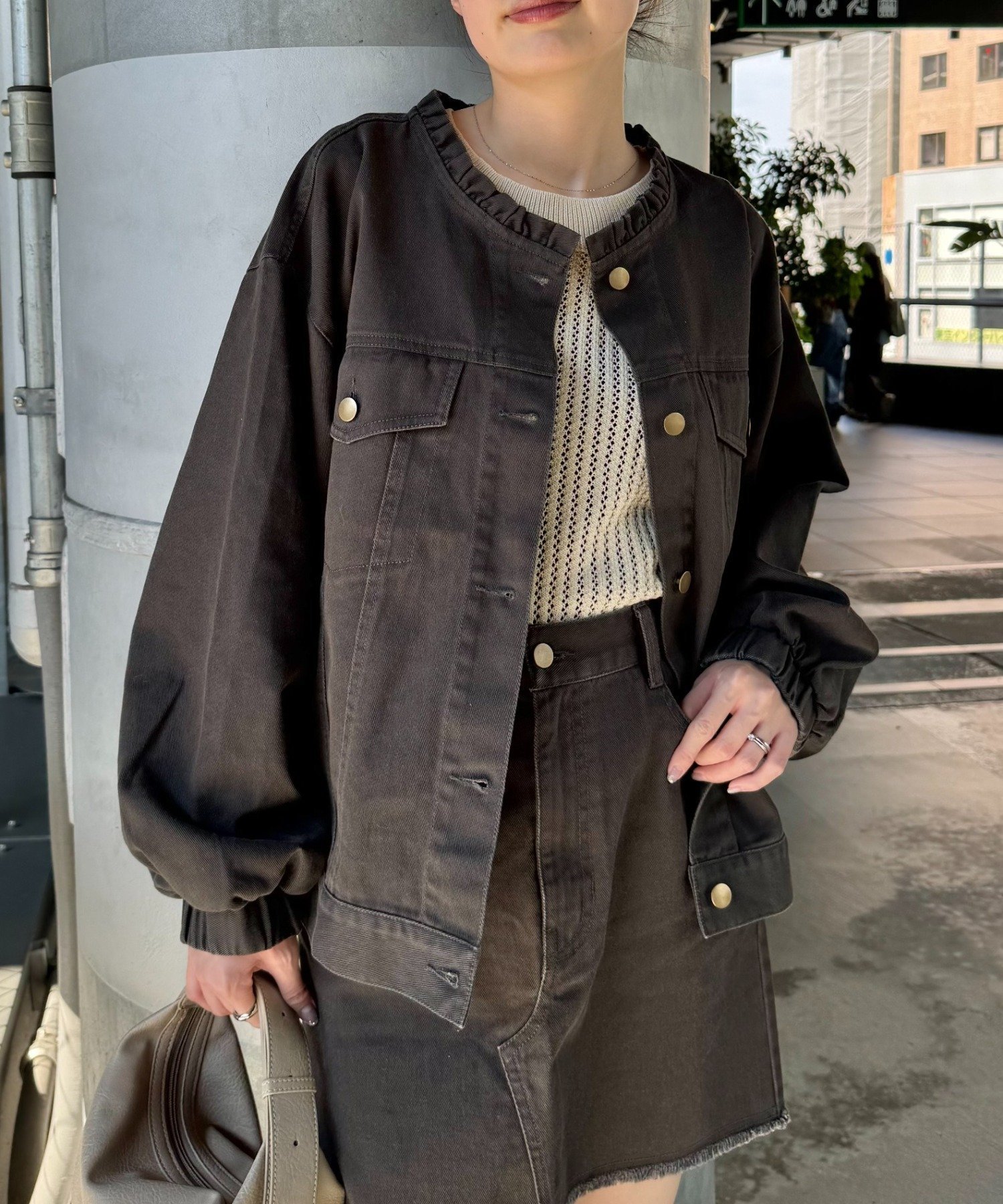 【チャオパニックティピー/CIAOPANIC TYPY】の【willow】ノーカラー微フリル袖ボリュームブルゾン インテリア・キッズ・メンズ・レディースファッション・服の通販 founy(ファニー) 　ファッション　Fashion　レディースファッション　Fashion for Women　アウター　Coat / Outerwear Collection　ブルゾンジャケット・スポーティアウター　Blouson Jackets　トップス・カットソー　Cut & Sew Tops　ボリューム袖・フリルスリーブブラウス　Voluminous & Ruffle Sleeves / Puffy Sleeve Tops　おすすめ　Recommended / Our Picks　シンプル　Simple, Minimal　デニム　Denim, Jeans Material　トレンド　Trend, Trending Now　フリル　Frill, Ruffle　ブルゾン　Blouson, Bomber Jacket　チャコールグレー|ID: prp329100004628180 ipo3291000000033270139