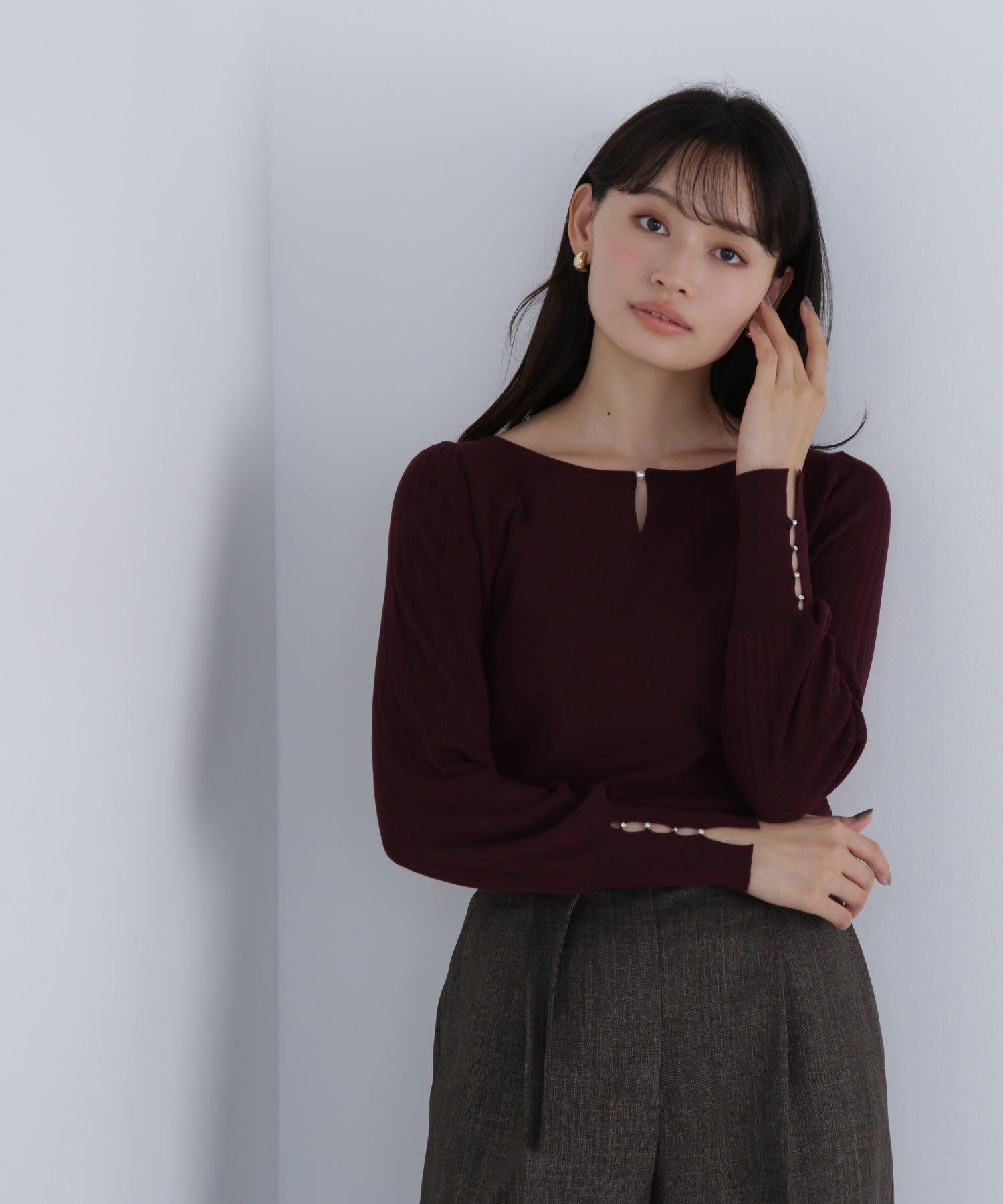 【ナチュラル ビューティー ベーシック/NATURAL BEAUTY BASIC】のビジュースリットプリーツニット インテリア・キッズ・メンズ・レディースファッション・服の通販 founy(ファニー) 　ファッション　Fashion　レディースファッション　Fashion for Women　トップス・カットソー　Cut & Sew Tops　ニット　Knit Tops & Sweaters　ストーン　Stone, Gem-Like　スリット　Slit, Slit Detail　ネックレス　Necklace, Pendant Necklace　パール　Pearl, Pearl Accent　ビジュー　Bijou, Jewel-like Accent　プリーツ　Pleats, Pleated　バーガンディ1|ID: prp329100004628877 ipo3291000000033280461