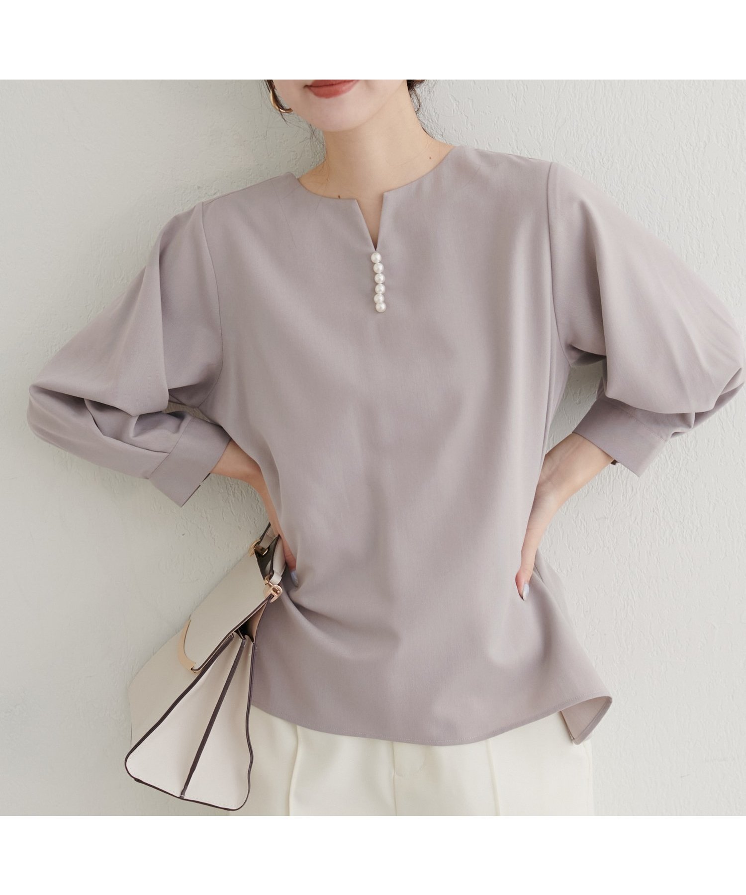【ナチュラルクチュール/natural couture】の【WEB限定】パール付きスキッパーブラウス インテリア・キッズ・メンズ・レディースファッション・服の通販 founy(ファニー) 　ファッション　Fashion　レディースファッション　Fashion for Women　トップス・カットソー　Cut & Sew Tops　シャツ・ブラウス・オフィスカジュアル　Elegant Blouses & Button-Ups　2025年　2025　2025-2026秋冬・A/W　Autumn/Winter 2025–26 AW25–26　インナー　Innerwear　サロペット　Overalls, Salopette　シンプル　Simple, Minimal　スキッパー　Skipper, Open Collar　デニム　Denim, Jeans Material　パール　Pearl, Pearl Accent　フロント　Front, Front Design　レース　Lace, Lace Fabric　エレガント 上品　Elegant　グレイッシュベージュ|ID: prp329100004629812 ipo3291000000033295228