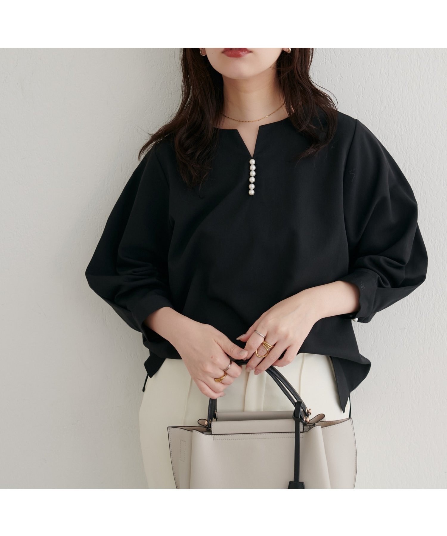 【ナチュラルクチュール/natural couture】の【WEB限定】パール付きスキッパーブラウス インテリア・キッズ・メンズ・レディースファッション・服の通販 founy(ファニー) 　ファッション　Fashion　レディースファッション　Fashion for Women　トップス・カットソー　Cut & Sew Tops　シャツ・ブラウス・オフィスカジュアル　Elegant Blouses & Button-Ups　2025年　2025　2025-2026秋冬・A/W　Autumn/Winter 2025–26 AW25–26　インナー　Innerwear　サロペット　Overalls, Salopette　シンプル　Simple, Minimal　スキッパー　Skipper, Open Collar　デニム　Denim, Jeans Material　パール　Pearl, Pearl Accent　フロント　Front, Front Design　レース　Lace, Lace Fabric　エレガント 上品　Elegant　ブラック|ID: prp329100004629812 ipo3291000000033295231
