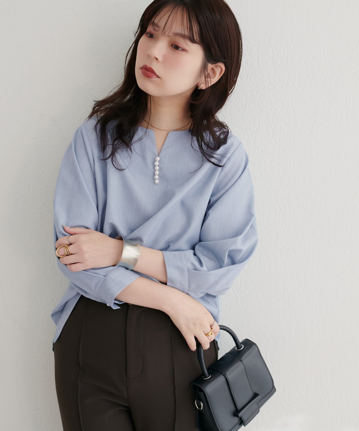 【ナチュラルクチュール/natural couture】の【WEB限定】パール付きスキッパーブラウス インテリア・キッズ・メンズ・レディースファッション・服の通販 founy(ファニー) 　ファッション　Fashion　レディースファッション　Fashion for Women　トップス・カットソー　Cut & Sew Tops　シャツ・ブラウス・オフィスカジュアル　Elegant Blouses & Button-Ups　2025年　2025　2025-2026秋冬・A/W　Autumn/Winter 2025–26 AW25–26　インナー　Innerwear　サロペット　Overalls, Salopette　シンプル　Simple, Minimal　スキッパー　Skipper, Open Collar　デニム　Denim, Jeans Material　パール　Pearl, Pearl Accent　フロント　Front, Front Design　レース　Lace, Lace Fabric　エレガント 上品　Elegant　サックスブルー|ID: prp329100004629812 ipo3291000000033295233