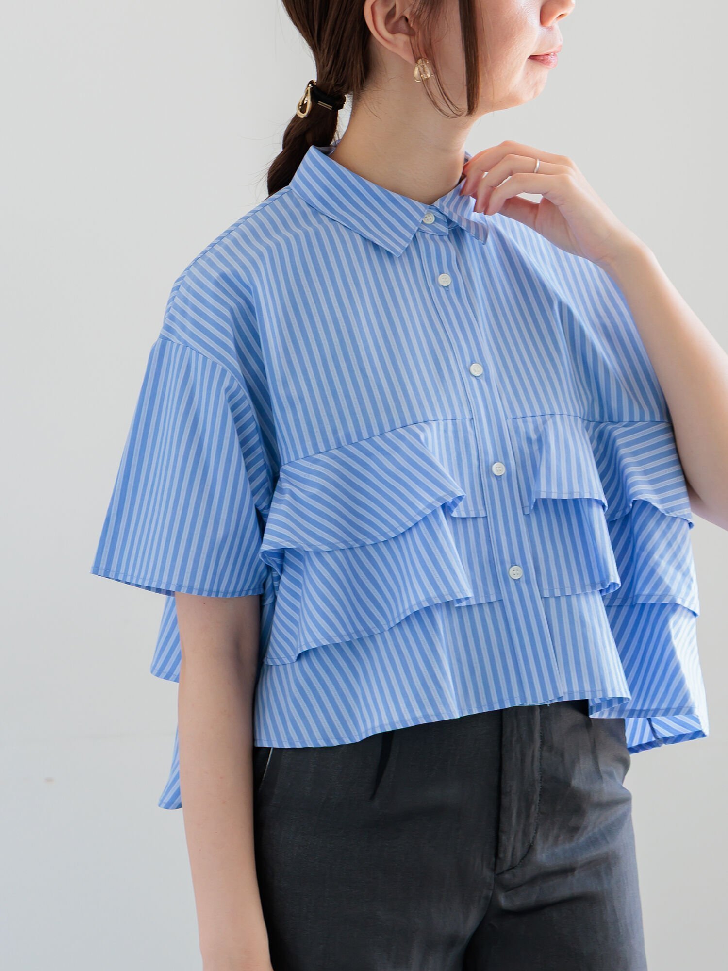 【テチチ/Te chichi】のフリルクロップトハーフスリーブシャツ インテリア・キッズ・メンズ・レディースファッション・服の通販 founy(ファニー) 　ファッション　Fashion　レディースファッション　Fashion for Women　トップス・カットソー　Cut & Sew Tops　シャツ・ブラウス・オフィスカジュアル　Elegant Blouses & Button-Ups　クロップド　Cropped, Short Length　コンパクト　Compact, Small Size　フリル　Frill, Ruffle　サックスブルー|ID: prp329100004629856 ipo3291000000033612000