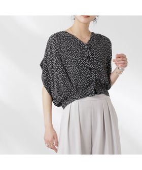 【ナノ ユニバース/nano universe】 ランダムドットショート丈Vネックブラウス人気、トレンドファッション・服の通販 founy(ファニー) ファッション Fashion レディースファッション Fashion for Women トップス・カットソー Cut & Sew Tops シャツ・ブラウス・オフィスカジュアル Elegant Blouses & Button-Ups Vネックトップス V-Neck Tops / V-Cut Neckline Shirts ウォッシャブル Machine Washable 春 Spring ギャザー Gathered, Ruffled ショート Short, Short Length ジョーゼット Georgette, Semi-Sheer Fabric スクエア Square, Square Shape トレンド Trend, Trending Now ドット Polka Dot, Dot Pattern バランス Balance, Style Balance フォルム Silhouette, Form プリント Print, Printed Pattern ランダム Random, Irregular ワイド Wide, Wide Fit S/S・春夏 SS, Spring/Summer, Warm Season おすすめ Recommended / Our Picks 夏 Summer 2025年 2025 2025春夏・S/S Spring/Summer 2025 SS25 |ID:prp329100004629867