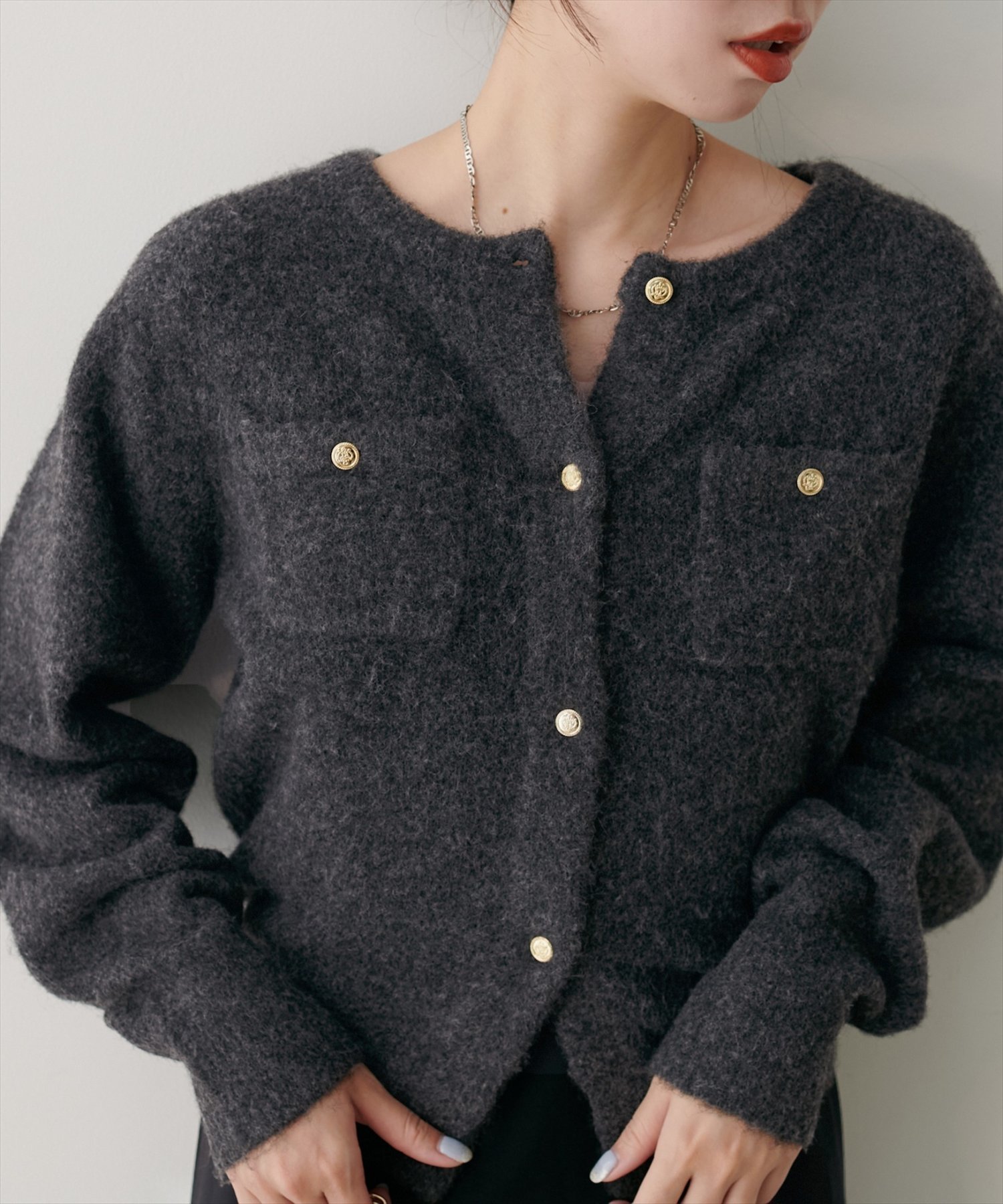 【ナチュラルクチュール/natural couture】のスフレヤーン金釦ポケ付きカーディガン インテリア・キッズ・メンズ・レディースファッション・服の通販 founy(ファニー) 　ファッション　Fashion　レディースファッション　Fashion for Women　トップス・カットソー　Cut & Sew Tops　カーディガン・羽織り　Layered Style Cardigans　アクセサリー　Fashion Accessories　カットソー　Cut and Sewn Top　カーディガン　Cardigan, Knitwear　クラシカル　Classical, Vintage-Inspired　シューズ　Shoes, Footwear　シンプル　Simple, Minimal　スニーカー　Sneakers, Trainers　ダウン　Down, Puffer　デニム　Denim, Jeans Material　バレエ　Ballet, Ballet Style　フェミニン　Feminine, Girly　フレア　Flare, Flared　フロント　Front, Front Design　ポケット　Pocket, Pocket Detail　リラックス　Relax, Relaxed Fit　ワイド　Wide, Wide Fit　エレガント 上品　Elegant　2025年　2025　2025-2026秋冬・A/W　Autumn/Winter 2025–26 AW25–26　ブラック系その他|ID: prp329100004629873 ipo3291000000033295939