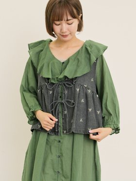 【サマンサモスモス/Samansa Mos2】の刺繍デニムベスト 人気、トレンドファッション・服の通販 founy(ファニー) ファッション Fashion レディースファッション Fashion for Women アウター Coat / Outerwear Collection トップス・カットソー Cut & Sew Tops ベスト&ジレ / 重ね着スタイル Vests & Gilets ギャザー Gathered, Ruffled シンプル Simple, Minimal デニム Denim, Jeans Material フリル Frill, Ruffle ベスト Vest, Waistcoat リボン Ribbon, Bow 無地 Plain, Solid Color |ID:prp329100004630275