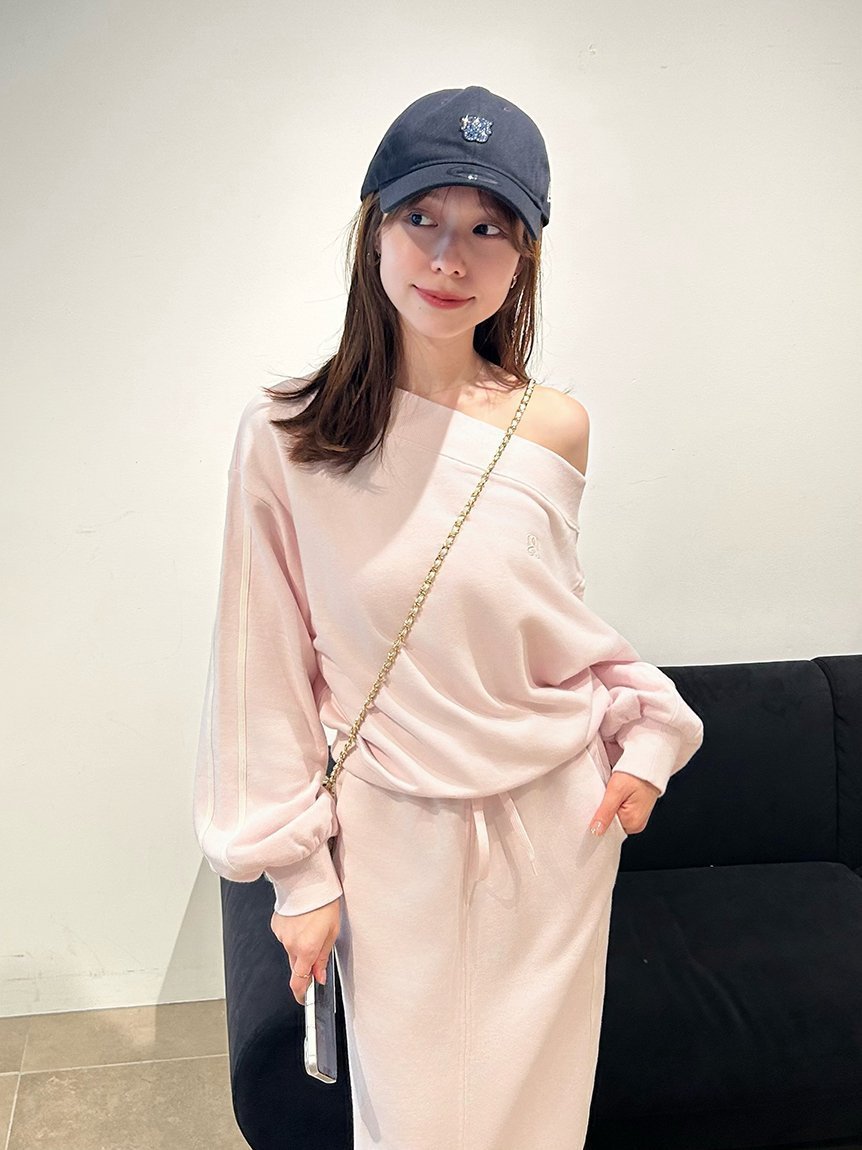 【スナイデル/SNIDEL】の【WEB限定カラーあり】UVカットワンショルスウェットプルオーバー インテリア・キッズ・メンズ・レディースファッション・服の通販 founy(ファニー) 　ファッション　Fashion　レディースファッション　Fashion for Women　トップス・カットソー　Cut & Sew Tops　レディースパーカー・カジュアルフーディー　Casual Hoodies & Sweatshirts　カジュアルプルオーバー・ニットトップス　Pullovers & Knit Tops / Casual Pullovers　スウェット・クルーネックトップス　Sweatshirts & Crewnecks / Relaxed Fit Sweat Tops　ウェーブ　Wavy Pattern　ヴィンテージ　Vintage Style　今季　This Season, Current Season　スウェット / スエット　Sweatshirt, Sweatwear　ストレート　Straight, Straight Cut　デコルテ　Décolleté, Neckline　トレンド　Trend, Trending Now　バランス　Balance, Style Balance　フラワー　Flower, Floral　プリント　Print, Printed Pattern　無地　Plain, Solid Color　ロマンティック　Romantic, Feminine Style　ワンポイント　One Point, Statement Accent　おすすめ　Recommended / Our Picks　LPNK[061]|ID: prp329100004630339 ipo3291000000033525069