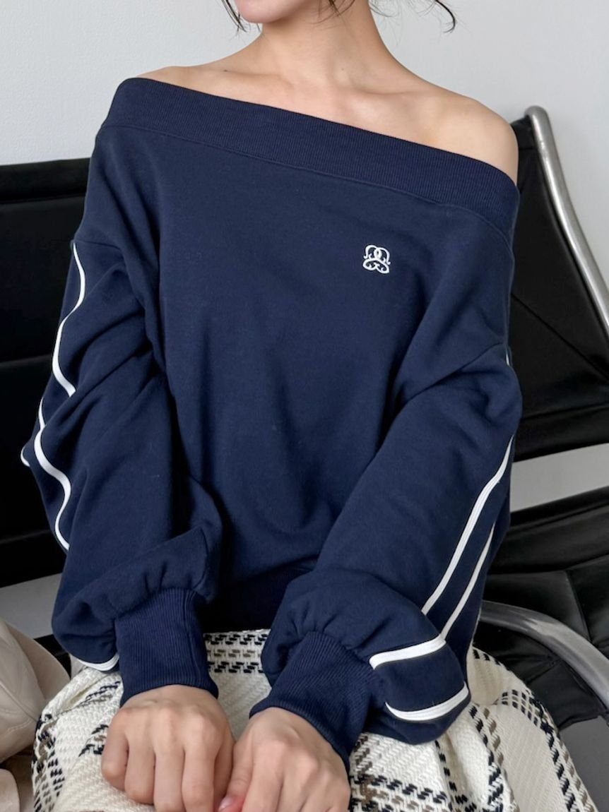 【スナイデル/SNIDEL】の【WEB限定カラーあり】UVカットワンショルスウェットプルオーバー インテリア・キッズ・メンズ・レディースファッション・服の通販 founy(ファニー) 　ファッション　Fashion　レディースファッション　Fashion for Women　トップス・カットソー　Cut & Sew Tops　レディースパーカー・カジュアルフーディー　Casual Hoodies & Sweatshirts　カジュアルプルオーバー・ニットトップス　Pullovers & Knit Tops / Casual Pullovers　スウェット・クルーネックトップス　Sweatshirts & Crewnecks / Relaxed Fit Sweat Tops　ウェーブ　Wavy Pattern　ヴィンテージ　Vintage Style　今季　This Season, Current Season　スウェット / スエット　Sweatshirt, Sweatwear　ストレート　Straight, Straight Cut　デコルテ　Décolleté, Neckline　トレンド　Trend, Trending Now　バランス　Balance, Style Balance　フラワー　Flower, Floral　プリント　Print, Printed Pattern　無地　Plain, Solid Color　ロマンティック　Romantic, Feminine Style　ワンポイント　One Point, Statement Accent　おすすめ　Recommended / Our Picks　NVY[089]|ID: prp329100004630339 ipo3291000000033525071