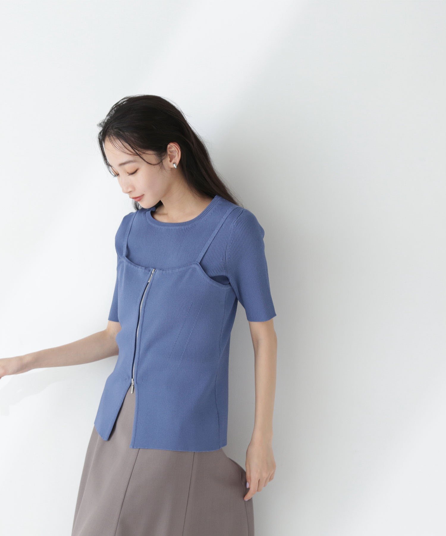 【ナチュラル ビューティー ベーシック/NATURAL BEAUTY BASIC】のジップキャミレイヤードニット インテリア・キッズ・メンズ・レディースファッション・服の通販 founy(ファニー) 　ファッション　Fashion　レディースファッション　Fashion for Women　トップス・カットソー　Cut & Sew Tops　ニット　Knit Tops & Sweaters　キャミソール&ノースリーブ　Camisoles & Sleeveless Tops　おすすめ　Recommended / Our Picks　キャミソール　Camisole, Spaghetti Strap Top　ジップ　Zip, Zipper　スリット　Slit, Slit Detail　トレンド　Trend, Trending Now　ビスチェ　Bustier, Corset Top　ダスティブルー|ID: prp329100004630527 ipo3291000000033307042