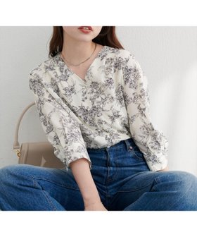 【ナチュラルクチュール/natural couture】のパール釦Vネック7分袖ブラウス 人気、トレンドファッション・服の通販 founy(ファニー) ファッション Fashion レディースファッション Fashion for Women トップス・カットソー Cut & Sew Tops シャツ・ブラウス・オフィスカジュアル Elegant Blouses & Button-Ups Vネックトップス V-Neck Tops / V-Cut Neckline Shirts アクセサリー Fashion Accessories シンプル Simple, Minimal ジャケット Jacket, Outerwear デコルテ Décolleté, Neckline なめらか Smooth, Silky Texture ネックレス Necklace, Pendant Necklace パール Pearl, Pearl Accent フェミニン Feminine, Girly フォーマル Formal, Dressy フロント Front, Front Design レース Lace, Lace Fabric エレガント 上品 Elegant 2025年 2025 2025-2026秋冬・A/W Autumn/Winter 2025–26 AW25–26 |ID:prp329100004631781