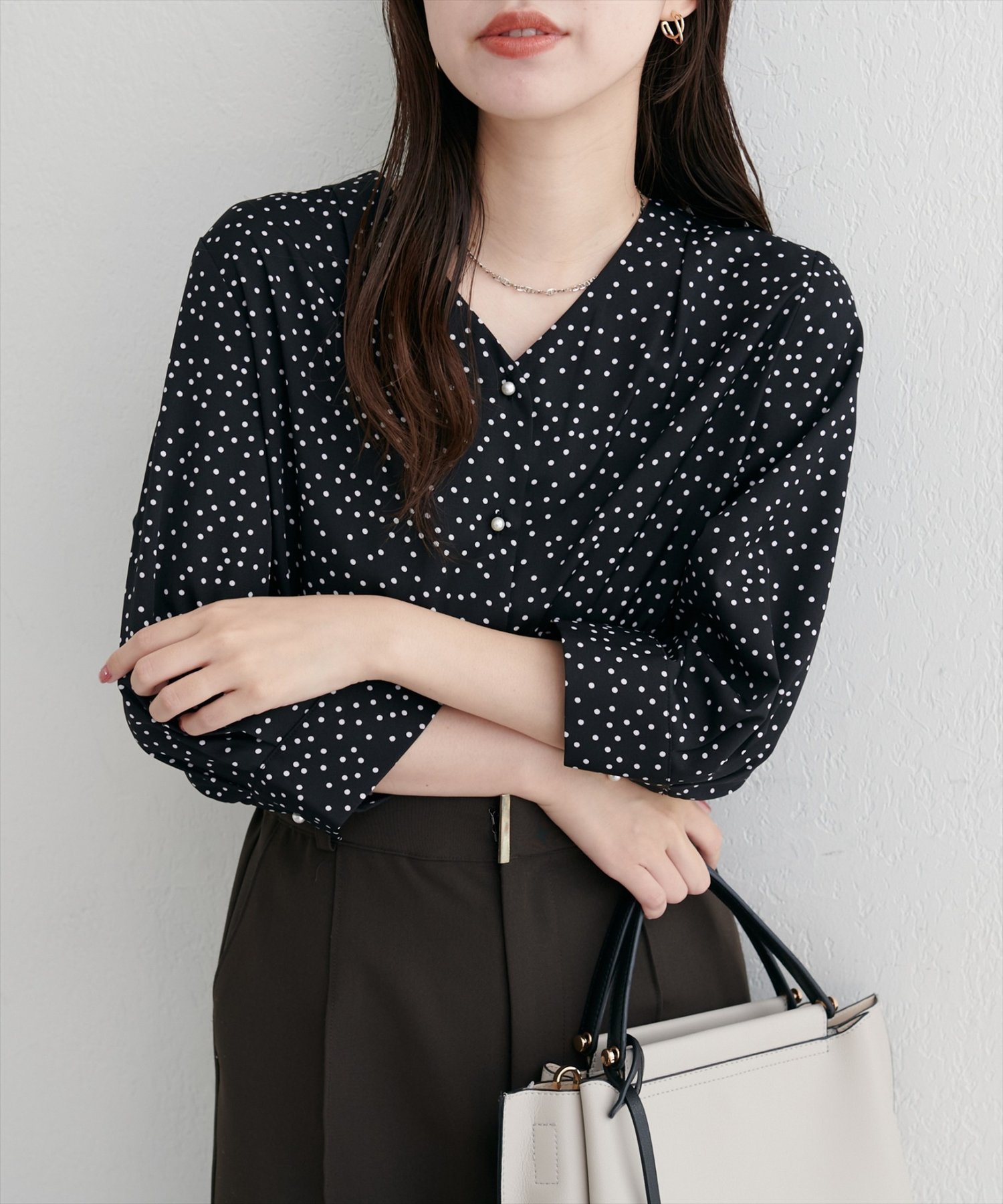 【ナチュラルクチュール/natural couture】のパール釦Vネック7分袖ブラウス インテリア・キッズ・メンズ・レディースファッション・服の通販 founy(ファニー) 　ファッション　Fashion　レディースファッション　Fashion for Women　トップス・カットソー　Cut & Sew Tops　シャツ・ブラウス・オフィスカジュアル　Elegant Blouses & Button-Ups　Vネックトップス　V-Neck Tops / V-Cut Neckline Shirts　アクセサリー　Fashion Accessories　シンプル　Simple, Minimal　ジャケット　Jacket, Outerwear　デコルテ　Décolleté, Neckline　なめらか　Smooth, Silky Texture　ネックレス　Necklace, Pendant Necklace　パール　Pearl, Pearl Accent　フェミニン　Feminine, Girly　フォーマル　Formal, Dressy　フロント　Front, Front Design　レース　Lace, Lace Fabric　エレガント 上品　Elegant　2025年　2025　2025-2026秋冬・A/W　Autumn/Winter 2025–26 AW25–26　その他2|ID: prp329100004631781 ipo3291000000033574118