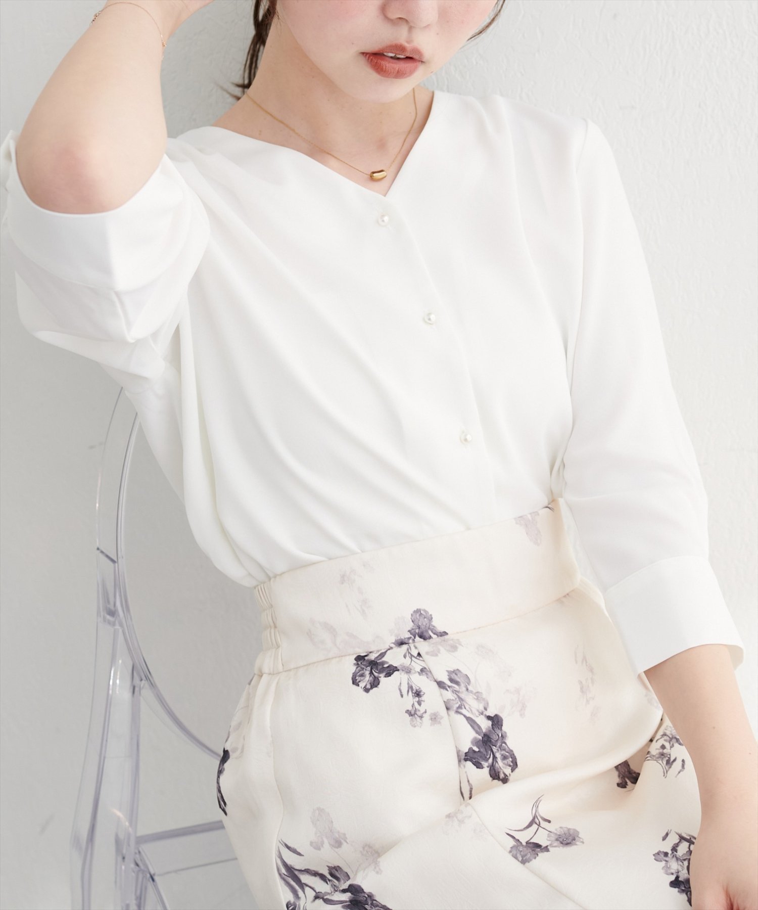 【ナチュラルクチュール/natural couture】のパール釦Vネック7分袖ブラウス インテリア・キッズ・メンズ・レディースファッション・服の通販 founy(ファニー) 　ファッション　Fashion　レディースファッション　Fashion for Women　トップス・カットソー　Cut & Sew Tops　シャツ・ブラウス・オフィスカジュアル　Elegant Blouses & Button-Ups　Vネックトップス　V-Neck Tops / V-Cut Neckline Shirts　アクセサリー　Fashion Accessories　シンプル　Simple, Minimal　ジャケット　Jacket, Outerwear　デコルテ　Décolleté, Neckline　なめらか　Smooth, Silky Texture　ネックレス　Necklace, Pendant Necklace　パール　Pearl, Pearl Accent　フェミニン　Feminine, Girly　フォーマル　Formal, Dressy　フロント　Front, Front Design　レース　Lace, Lace Fabric　エレガント 上品　Elegant　2025年　2025　2025-2026秋冬・A/W　Autumn/Winter 2025–26 AW25–26　オフホワイト|ID: prp329100004631781 ipo3291000000033574119