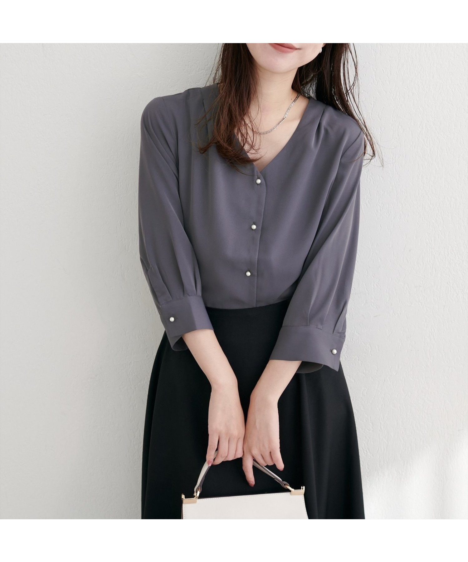 【ナチュラルクチュール/natural couture】のパール釦Vネック7分袖ブラウス インテリア・キッズ・メンズ・レディースファッション・服の通販 founy(ファニー) 　ファッション　Fashion　レディースファッション　Fashion for Women　トップス・カットソー　Cut & Sew Tops　シャツ・ブラウス・オフィスカジュアル　Elegant Blouses & Button-Ups　Vネックトップス　V-Neck Tops / V-Cut Neckline Shirts　アクセサリー　Fashion Accessories　シンプル　Simple, Minimal　ジャケット　Jacket, Outerwear　デコルテ　Décolleté, Neckline　なめらか　Smooth, Silky Texture　ネックレス　Necklace, Pendant Necklace　パール　Pearl, Pearl Accent　フェミニン　Feminine, Girly　フォーマル　Formal, Dressy　フロント　Front, Front Design　レース　Lace, Lace Fabric　エレガント 上品　Elegant　2025年　2025　2025-2026秋冬・A/W　Autumn/Winter 2025–26 AW25–26　チャコールグレー|ID: prp329100004631781 ipo3291000000033574120