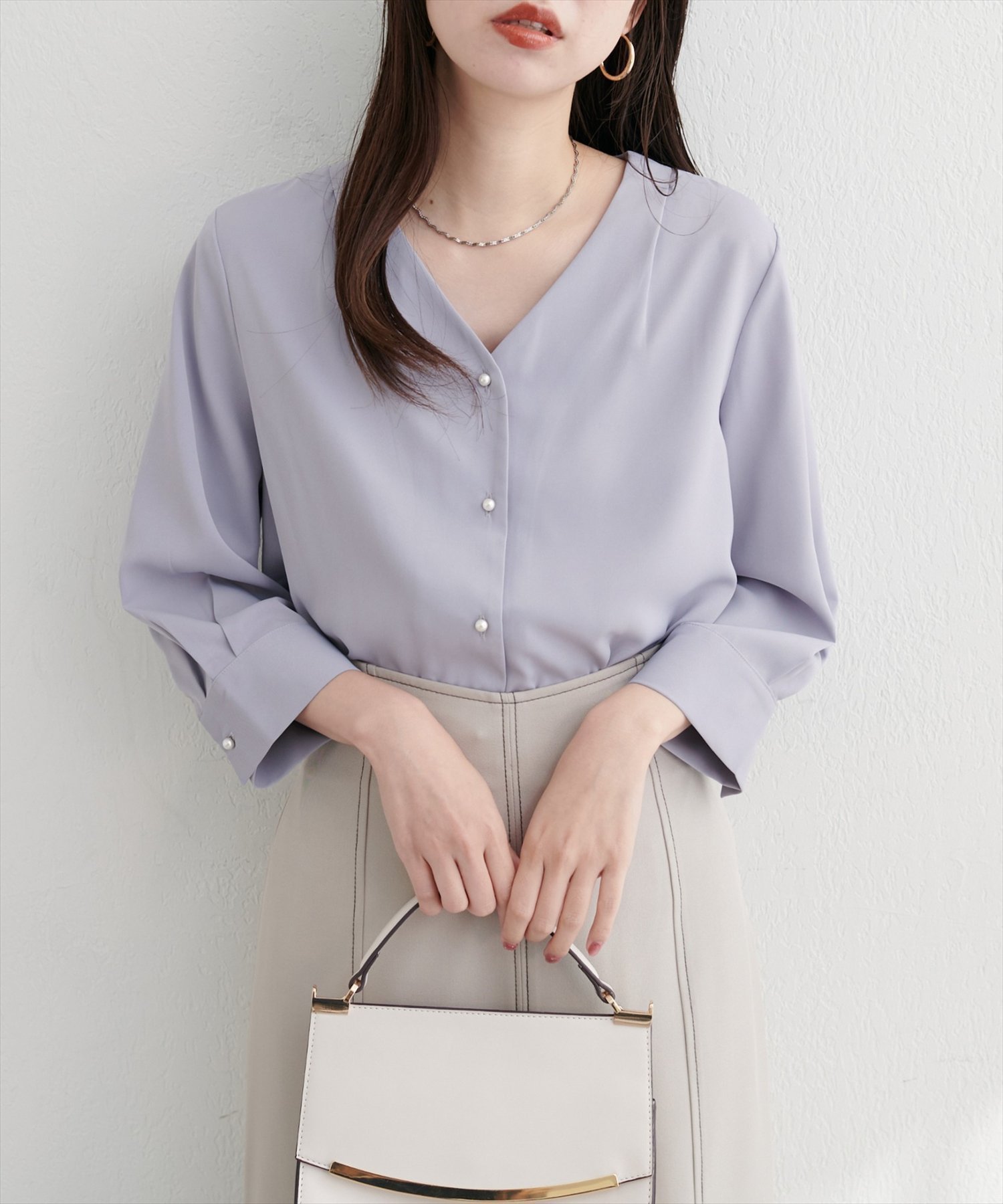 【ナチュラルクチュール/natural couture】のパール釦Vネック7分袖ブラウス インテリア・キッズ・メンズ・レディースファッション・服の通販 founy(ファニー) 　ファッション　Fashion　レディースファッション　Fashion for Women　トップス・カットソー　Cut & Sew Tops　シャツ・ブラウス・オフィスカジュアル　Elegant Blouses & Button-Ups　Vネックトップス　V-Neck Tops / V-Cut Neckline Shirts　アクセサリー　Fashion Accessories　シンプル　Simple, Minimal　ジャケット　Jacket, Outerwear　デコルテ　Décolleté, Neckline　なめらか　Smooth, Silky Texture　ネックレス　Necklace, Pendant Necklace　パール　Pearl, Pearl Accent　フェミニン　Feminine, Girly　フォーマル　Formal, Dressy　フロント　Front, Front Design　レース　Lace, Lace Fabric　エレガント 上品　Elegant　2025年　2025　2025-2026秋冬・A/W　Autumn/Winter 2025–26 AW25–26　サックスブルー|ID: prp329100004631781 ipo3291000000033574121