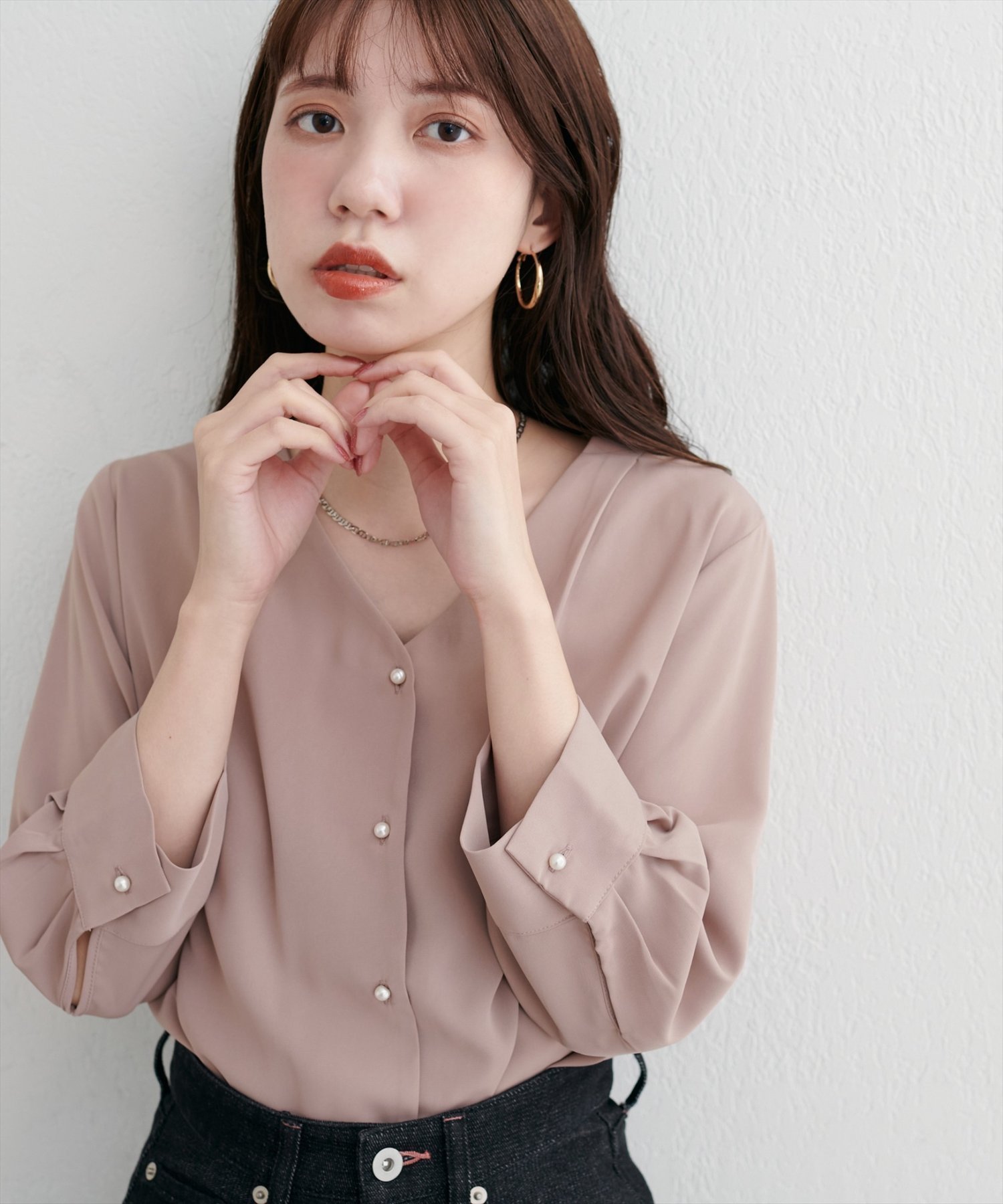 【ナチュラルクチュール/natural couture】のパール釦Vネック7分袖ブラウス インテリア・キッズ・メンズ・レディースファッション・服の通販 founy(ファニー) 　ファッション　Fashion　レディースファッション　Fashion for Women　トップス・カットソー　Cut & Sew Tops　シャツ・ブラウス・オフィスカジュアル　Elegant Blouses & Button-Ups　Vネックトップス　V-Neck Tops / V-Cut Neckline Shirts　アクセサリー　Fashion Accessories　シンプル　Simple, Minimal　ジャケット　Jacket, Outerwear　デコルテ　Décolleté, Neckline　なめらか　Smooth, Silky Texture　ネックレス　Necklace, Pendant Necklace　パール　Pearl, Pearl Accent　フェミニン　Feminine, Girly　フォーマル　Formal, Dressy　フロント　Front, Front Design　レース　Lace, Lace Fabric　エレガント 上品　Elegant　2025年　2025　2025-2026秋冬・A/W　Autumn/Winter 2025–26 AW25–26　ピンクベージュ|ID: prp329100004631781 ipo3291000000033574123