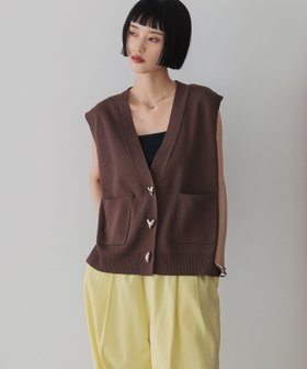 【ローリーズファーム/LOWRYS FARM】 デコボタンVベスト人気、トレンドファッション・服の通販 founy(ファニー) ファッション Fashion レディースファッション Fashion for Women アウター Coat / Outerwear Collection トップス・カットソー Cut & Sew Tops ベスト&ジレ / 重ね着スタイル Vests & Gilets おすすめ Recommended / Our Picks シンプル Simple, Minimal ベスト Vest, Waistcoat ボトム Bottoms, Lower Wear 秋 Autumn 軽量 Lightweight, Ultra Light |ID:prp329100004632377