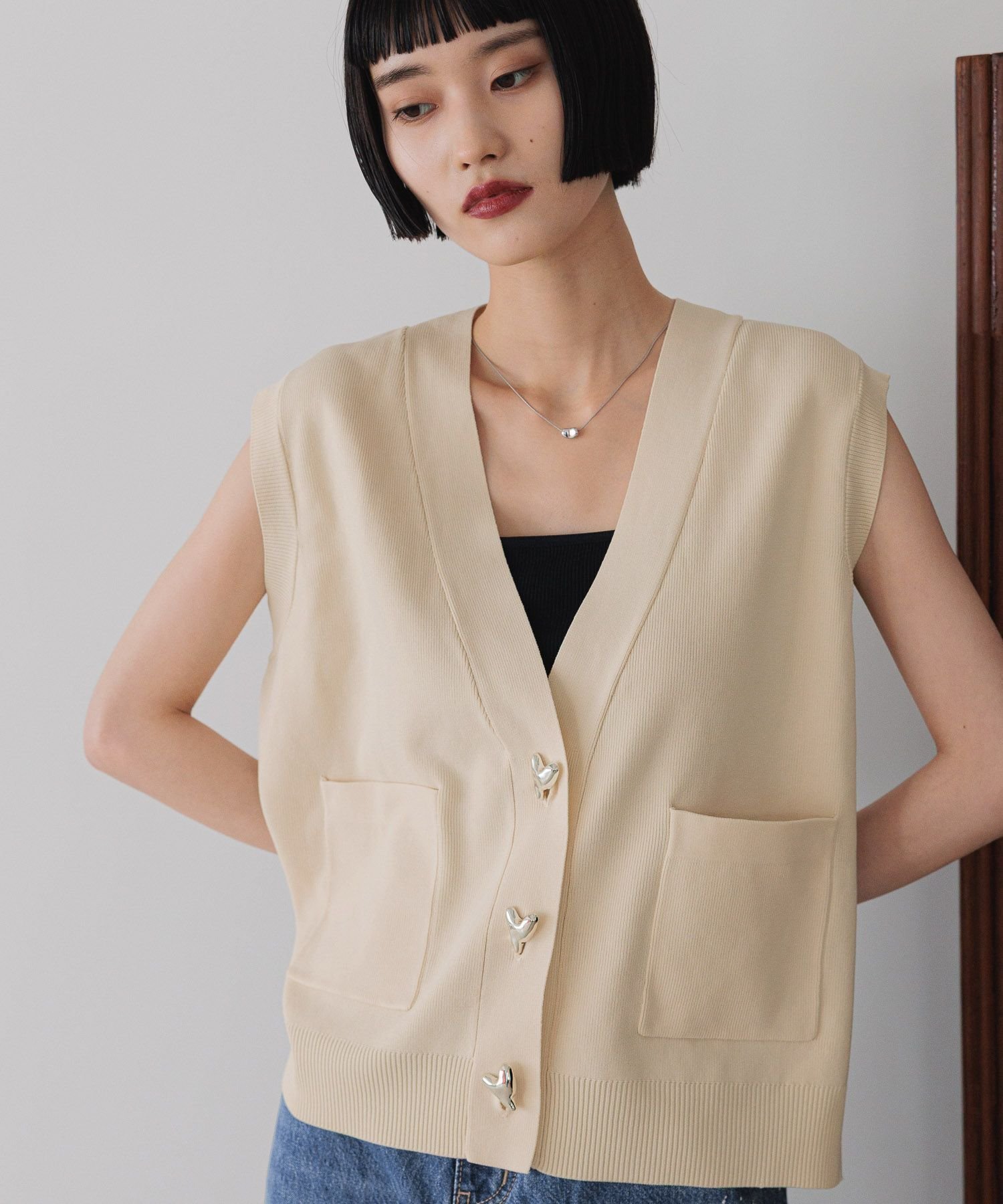 【ローリーズファーム/LOWRYS FARM】のデコボタンVベスト インテリア・キッズ・メンズ・レディースファッション・服の通販 founy(ファニー) 　ファッション　Fashion　レディースファッション　Fashion for Women　アウター　Coat / Outerwear Collection　トップス・カットソー　Cut & Sew Tops　ベスト&ジレ / 重ね着スタイル　Vests & Gilets　おすすめ　Recommended / Our Picks　シンプル　Simple, Minimal　ベスト　Vest, Waistcoat　ボトム　Bottoms, Lower Wear　秋　Autumn　軽量　Lightweight, Ultra Light　アイボリー|ID: prp329100004632377 ipo3291000000033337194