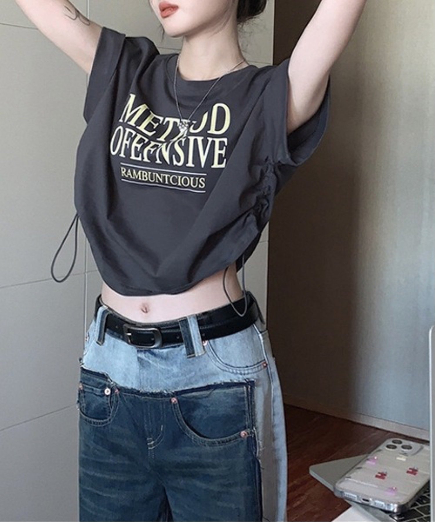 【チェルカ/CERCA】のHALEY PESCA/Y2K ショート丈サイドドローストロゴTシャツ インテリア・キッズ・メンズ・レディースファッション・服の通販 founy(ファニー) 　ファッション　Fashion　レディースファッション　Fashion for Women　トップス・カットソー　Cut & Sew Tops　シャツ・ブラウス・オフィスカジュアル　Elegant Blouses & Button-Ups　ロングTシャツ・Tシャツ　Longline T-Shirts & Tees　インナー　Innerwear　カットソー　Cut and Sewn Top　カーゴパンツ　Cargo Pants, Utility Pants　ショート　Short, Short Length　シンプル　Simple, Minimal　ジャケット　Jacket, Outerwear　スラックス　Slacks, Dress Pants　デニム　Denim, Jeans Material　トレンド　Trend, Trending Now　ベーシック　Basic, Essential　モチーフ　Motif, Design Theme　今季　This Season, Current Season　GRY|ID: prp329100004632506 ipo3291000000033338775