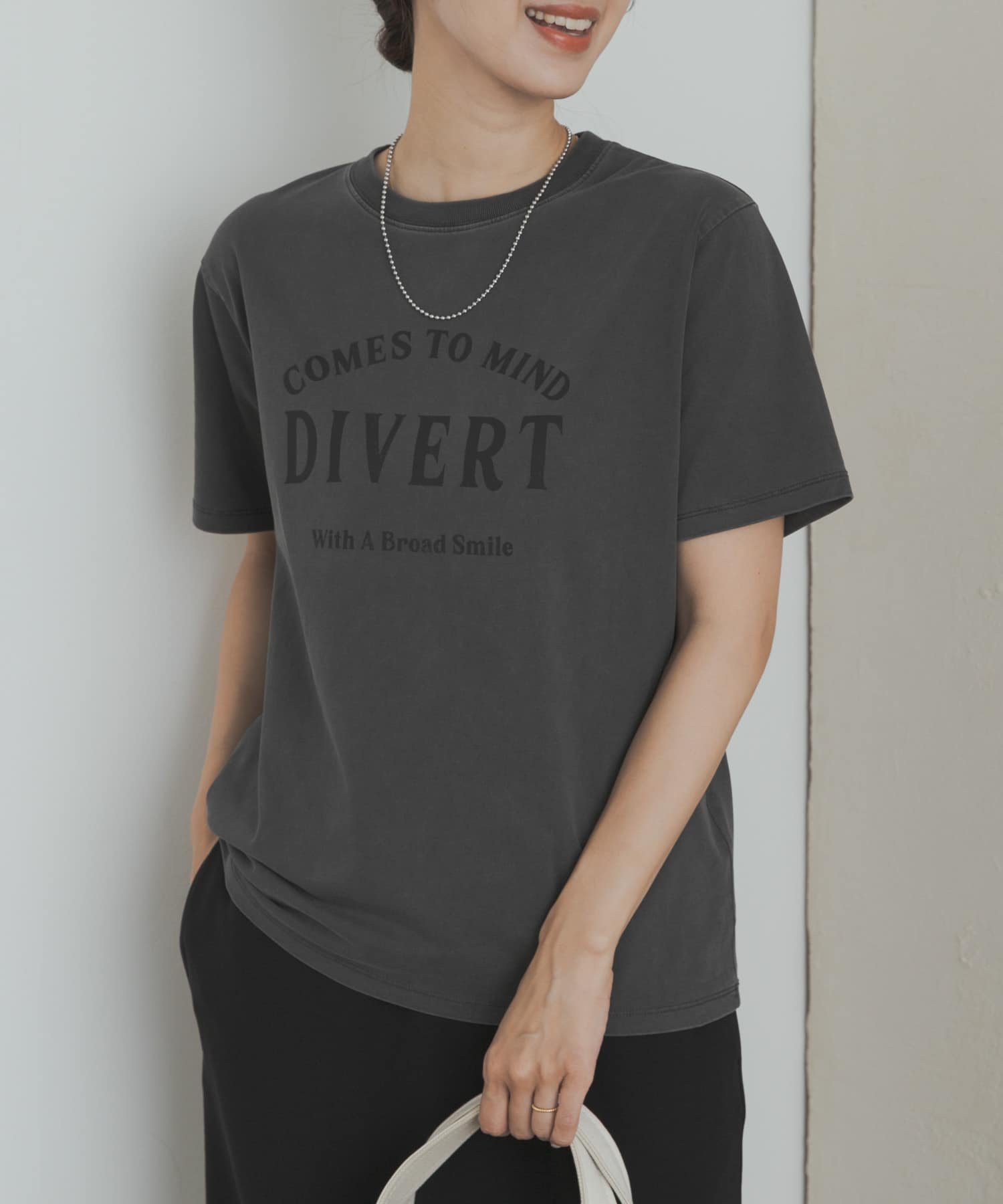 【アーバンリサーチ ドアーズ/URBAN RESEARCH DOORS】のピグメントロゴTシャツ インテリア・キッズ・メンズ・レディースファッション・服の通販 founy(ファニー) 　ファッション　Fashion　レディースファッション　Fashion for Women　トップス・カットソー　Cut & Sew Tops　シャツ・ブラウス・オフィスカジュアル　Elegant Blouses & Button-Ups　ロングTシャツ・Tシャツ　Longline T-Shirts & Tees　2025年　2025　2025春夏・S/S　Spring/Summer 2025 SS25　インナー　Innerwear　カーディガン　Cardigan, Knitwear　シンプル　Simple, Minimal　ジャケット　Jacket, Outerwear　プリント　Print, Printed Pattern　ボトム　Bottoms, Lower Wear　ロング　Long, Long-Length　ヴィンテージ　Vintage Style　夏　Summer　S/S・春夏　SS, Spring/Summer, Warm Season　CHARCOAL|ID: prp329100004632656 ipo3291000000033891142