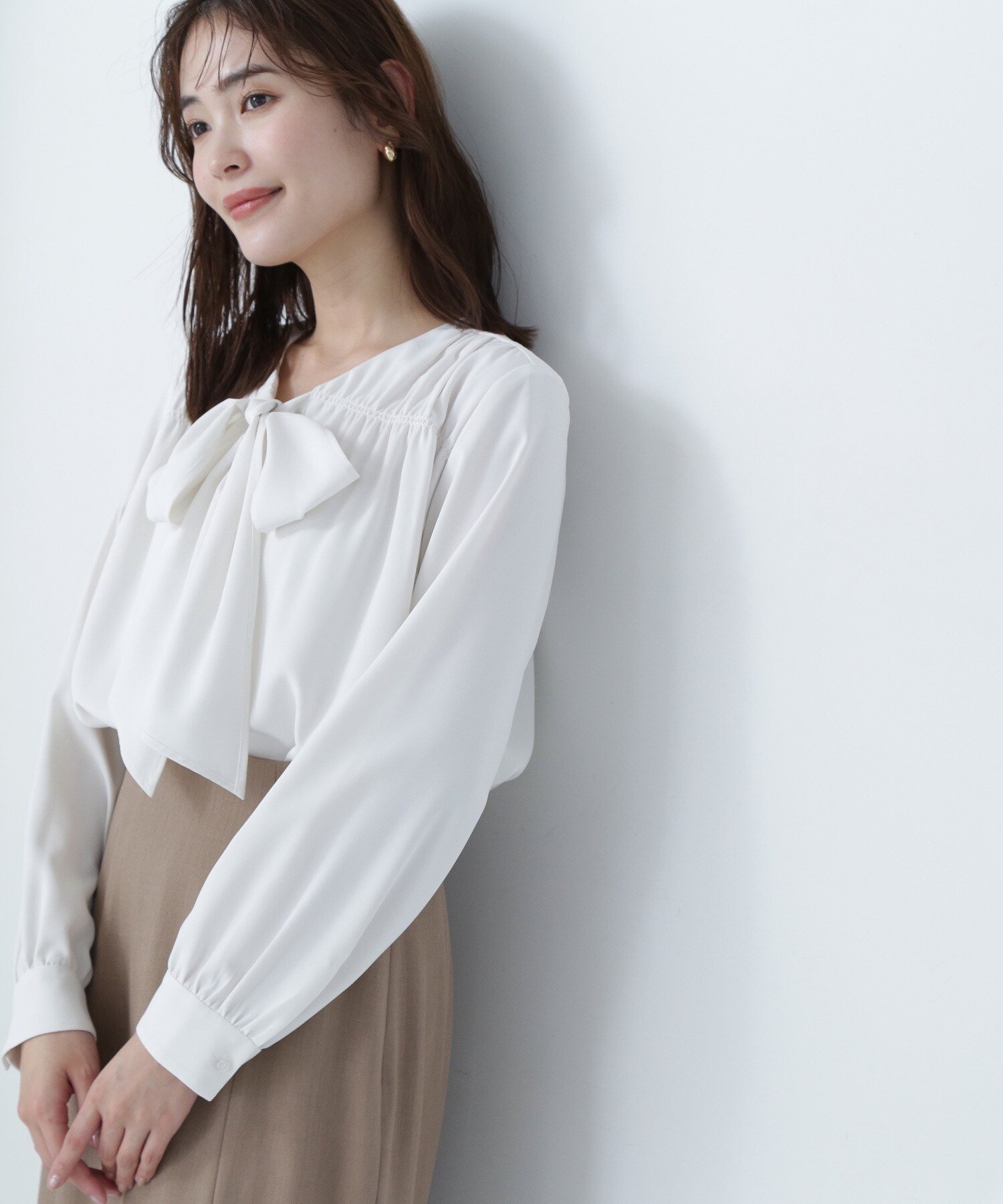 【ナチュラル ビューティー ベーシック/NATURAL BEAUTY BASIC】のVネックリボンタイブラウス インテリア・キッズ・メンズ・レディースファッション・服の通販 founy(ファニー) 　ファッション　Fashion　レディースファッション　Fashion for Women　トップス・カットソー　Cut & Sew Tops　シャツ・ブラウス・オフィスカジュアル　Elegant Blouses & Button-Ups　Vネックトップス　V-Neck Tops / V-Cut Neckline Shirts　とろみ　Fluid, Flowy Fabric　ギャザー　Gathered, Ruffled　シンプル　Simple, Minimal　ジャケット　Jacket, Outerwear　ジョーゼット　Georgette, Semi-Sheer Fabric　フロント　Front, Front Design　ベーシック　Basic, Essential　リボン　Ribbon, Bow　エレガント 上品　Elegant　オフ1|ID: prp329100004633065 ipo3291000000033558241