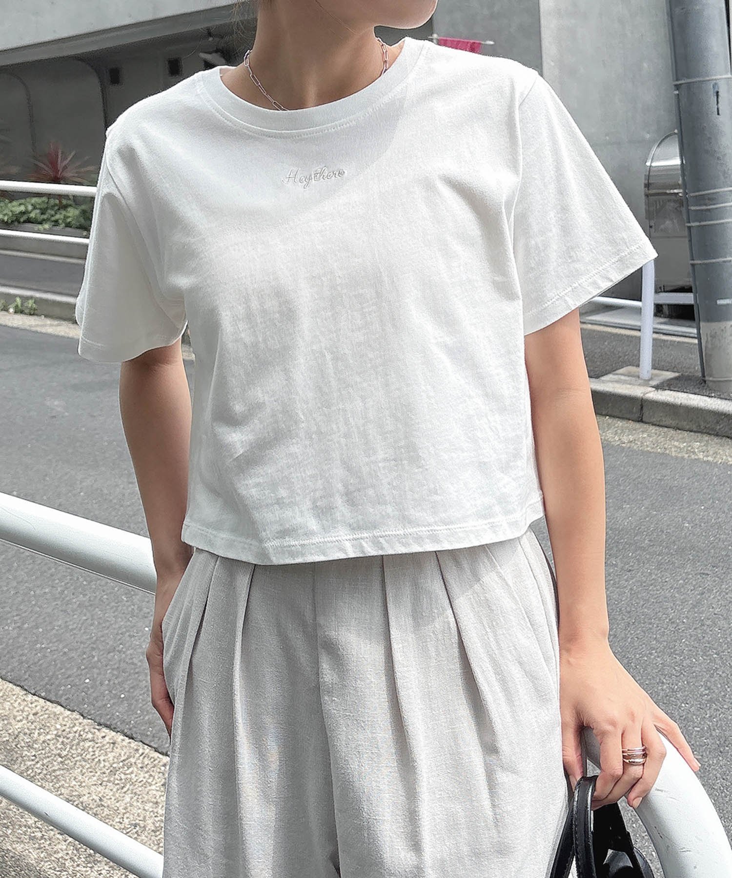 【アンドミー/andme】のワンポイント エンブロイダリー ミニ Tシャツ インテリア・キッズ・メンズ・レディースファッション・服の通販 founy(ファニー) 　ファッション　Fashion　レディースファッション　Fashion for Women　トップス・カットソー　Cut & Sew Tops　シャツ・ブラウス・オフィスカジュアル　Elegant Blouses & Button-Ups　ロングTシャツ・Tシャツ　Longline T-Shirts & Tees　おすすめ　Recommended / Our Picks　エンブロイダリー　Embroidery Design　コンパクト　Compact, Small Size　サロペット　Overalls, Salopette　ショート　Short, Short Length　バランス　Balance, Style Balance　ビスチェ　Bustier, Corset Top　ボトム　Bottoms, Lower Wear　ワンポイント　One Point, Statement Accent　半袖　Short Sleeve, Half Sleeve　オフホワイト×オフホワイト|ID: prp329100004633465 ipo3291000000033596186