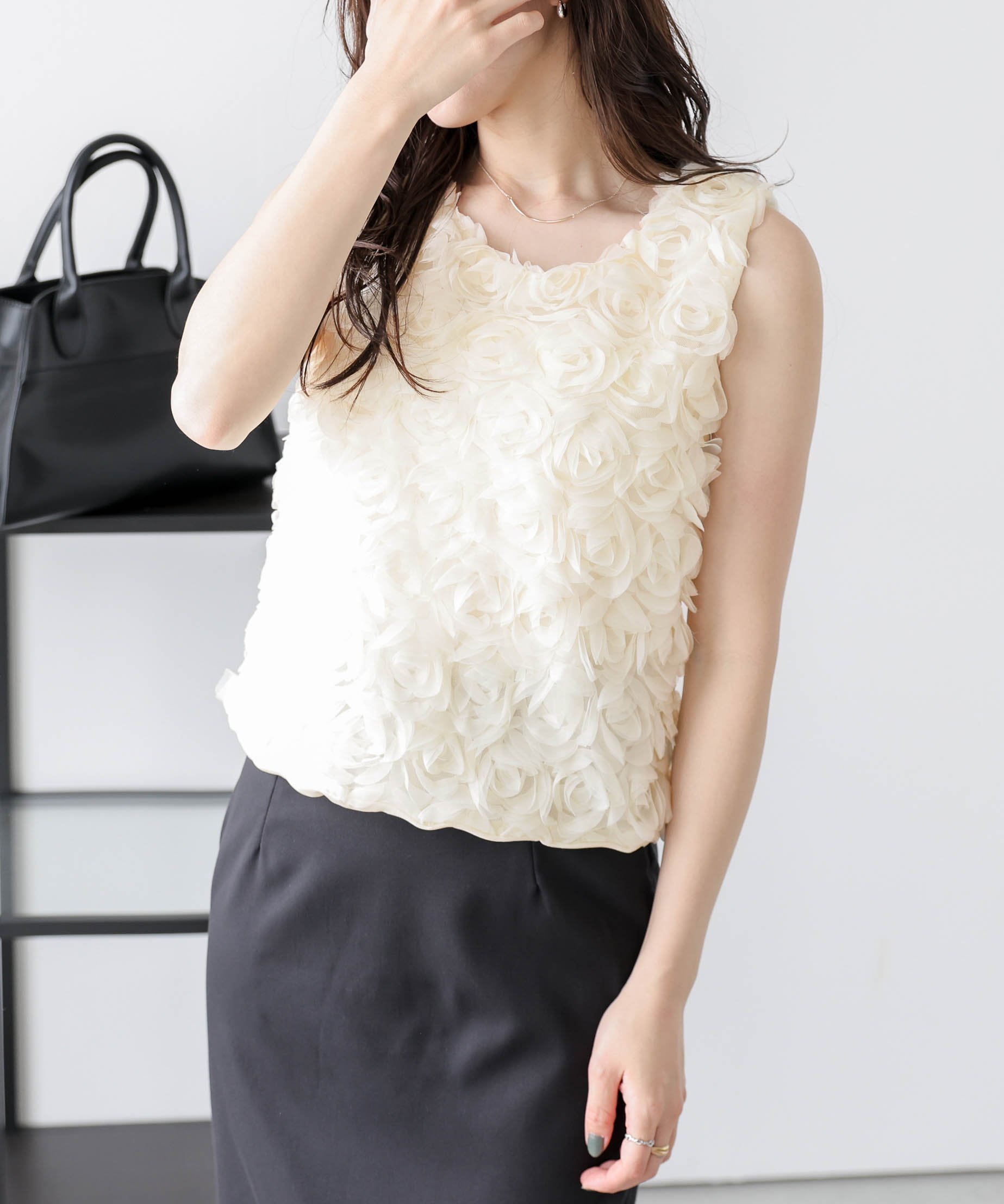 【ラジュール/Lajour】のフラワージャガードノースリーブトップス インテリア・キッズ・メンズ・レディースファッション・服の通販 founy(ファニー) 　ファッション　Fashion　レディースファッション　Fashion for Women　トップス・カットソー　Cut & Sew Tops　キャミソール&ノースリーブ　Camisoles & Sleeveless Tops　おすすめ　Recommended / Our Picks　オケージョン　Occasion Wear　コンパクト　Compact, Small Size　スラックス　Slacks, Dress Pants　チュール　Tulip, Tulip Motif　デコルテ　Décolleté, Neckline　デニム　Denim, Jeans Material　ノースリーブ　Sleeveless, No-Sleeve　バランス　Balance, Style Balance　フェミニン　Feminine, Girly　フラワー　Flower, Floral　ラウンド　Round, Round Neck　エレガント 上品　Elegant　アイボリー|ID: prp329100004633552 ipo3291000000033606493