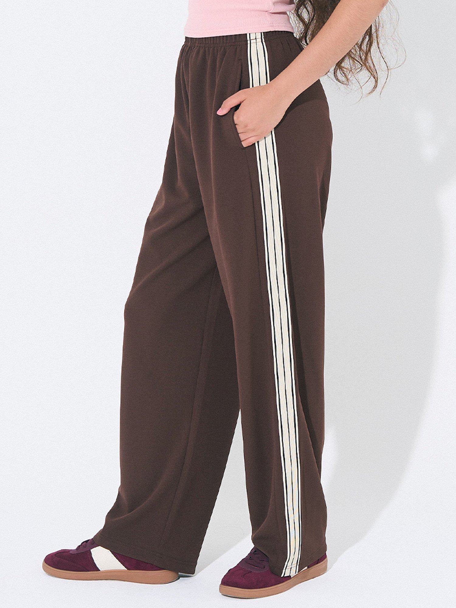 【コカ/COCA】のカットジョーゼットサイドラインパンツ インテリア・キッズ・メンズ・レディースファッション・服の通販 founy(ファニー) 　ファッション　Fashion　レディースファッション　Fashion for Women　パンツ　Pants & Trousers　ジョーゼット　Georgette, Semi-Sheer Fabric　スウェット / スエット　Sweatshirt, Sweatwear　スタイリッシュ　Stylish, Fashionable　スニーカー　Sneakers, Trainers　トレンド　Trend, Trending Now　ポケット　Pocket, Pocket Detail　ロング　Long, Long-Length　楽ちん　Easy Fit, Comfortable　おすすめ　Recommended / Our Picks　Brown|ID: prp329100004633846 ipo3291000000033581018